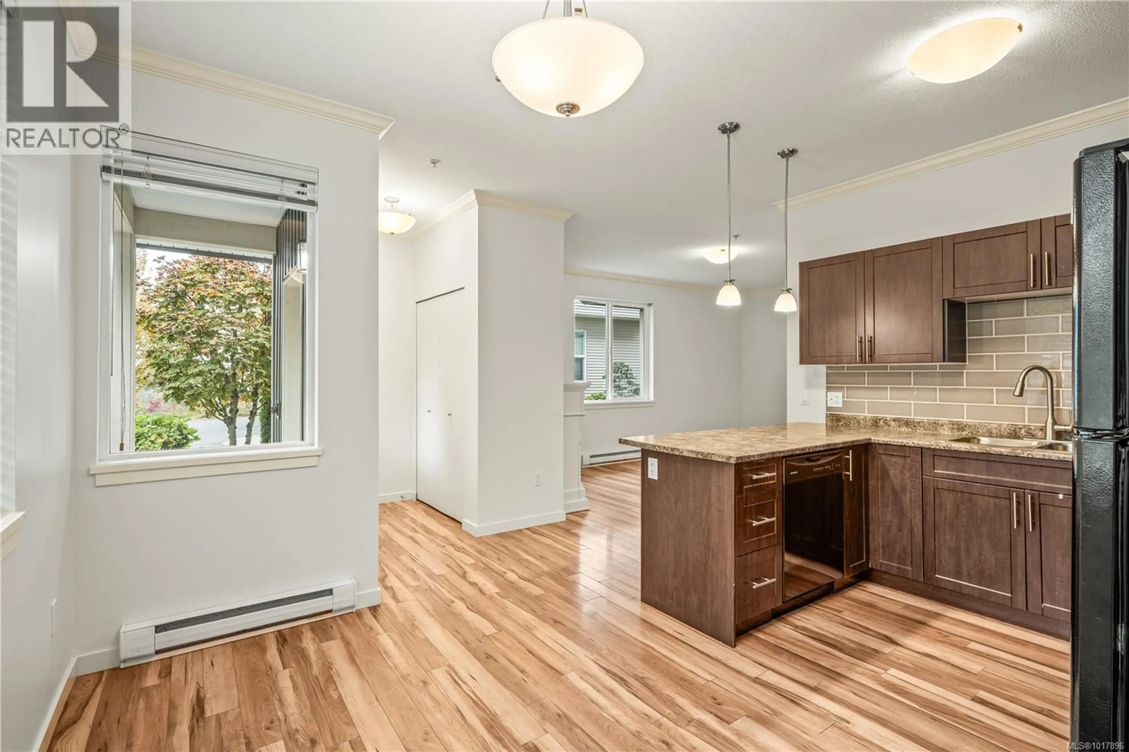 Open concept kitchen, wood/laminate floor for 102 - 2149 RIDGEMONT PLACE, Nanaimo British Columbia V9T0C8