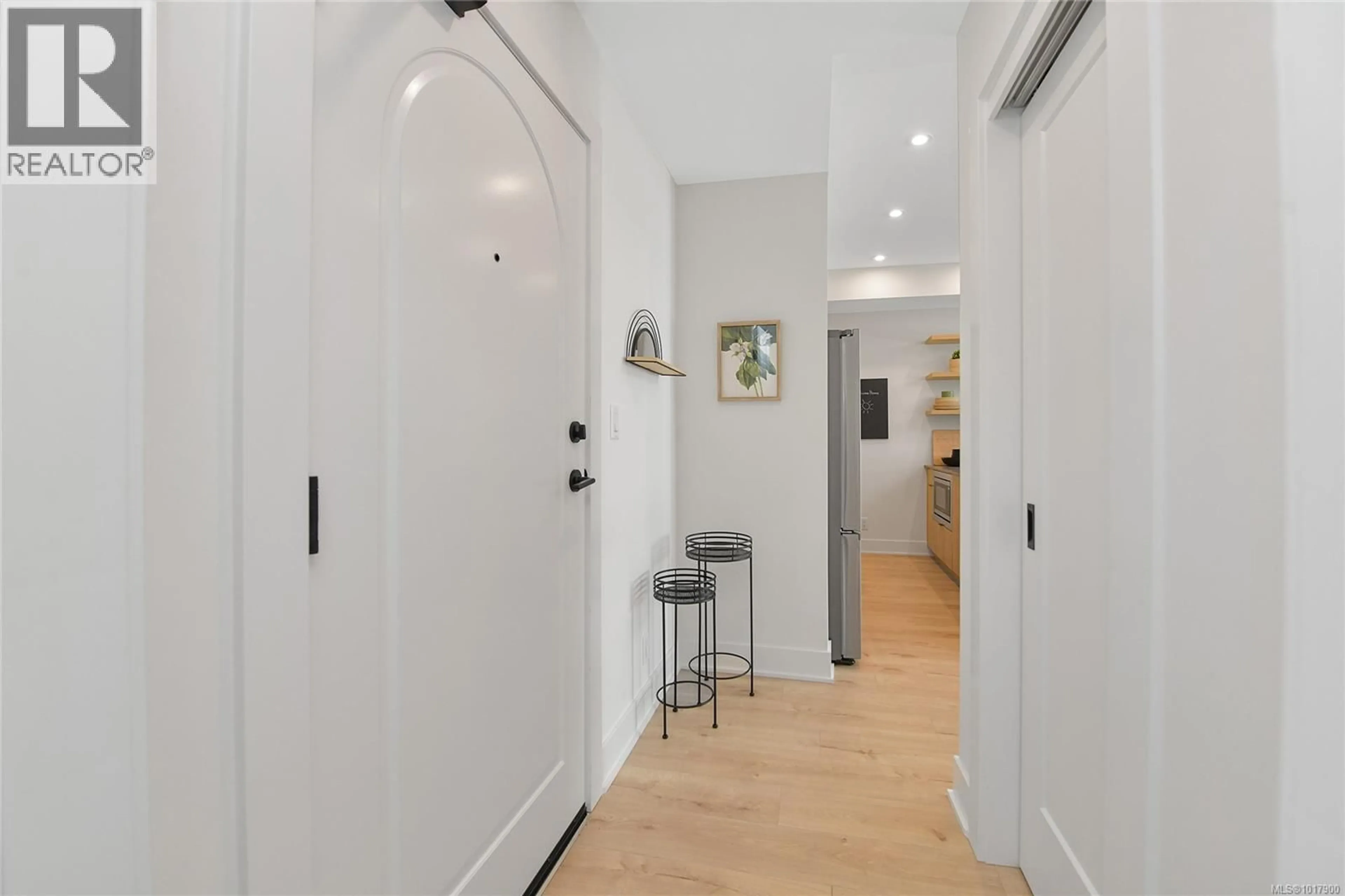 Indoor foyer for 309 - 1114 SAMAR CRESCENT, Langford British Columbia V9B7C5