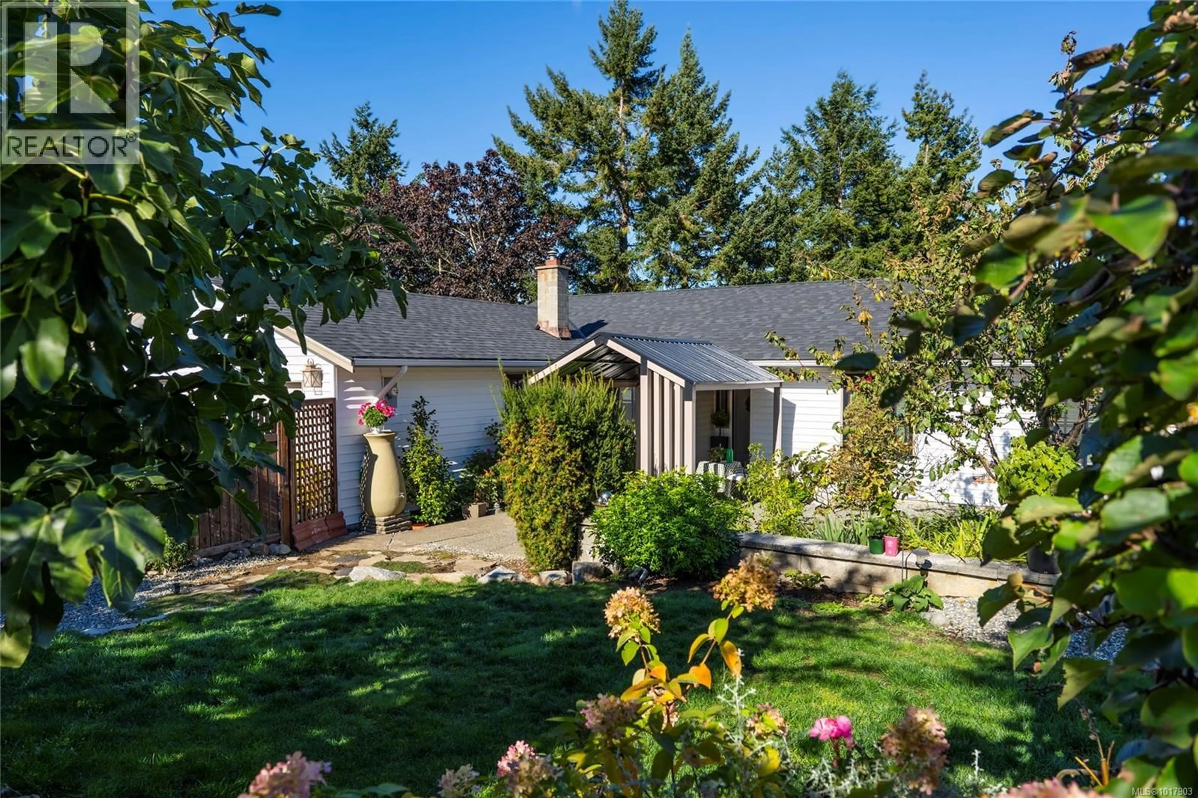 A pic from outside/outdoor area/front of a property/back of a property/a pic from drone, street for 130 HERITAGE DRIVE, Nanaimo British Columbia V9V1H8