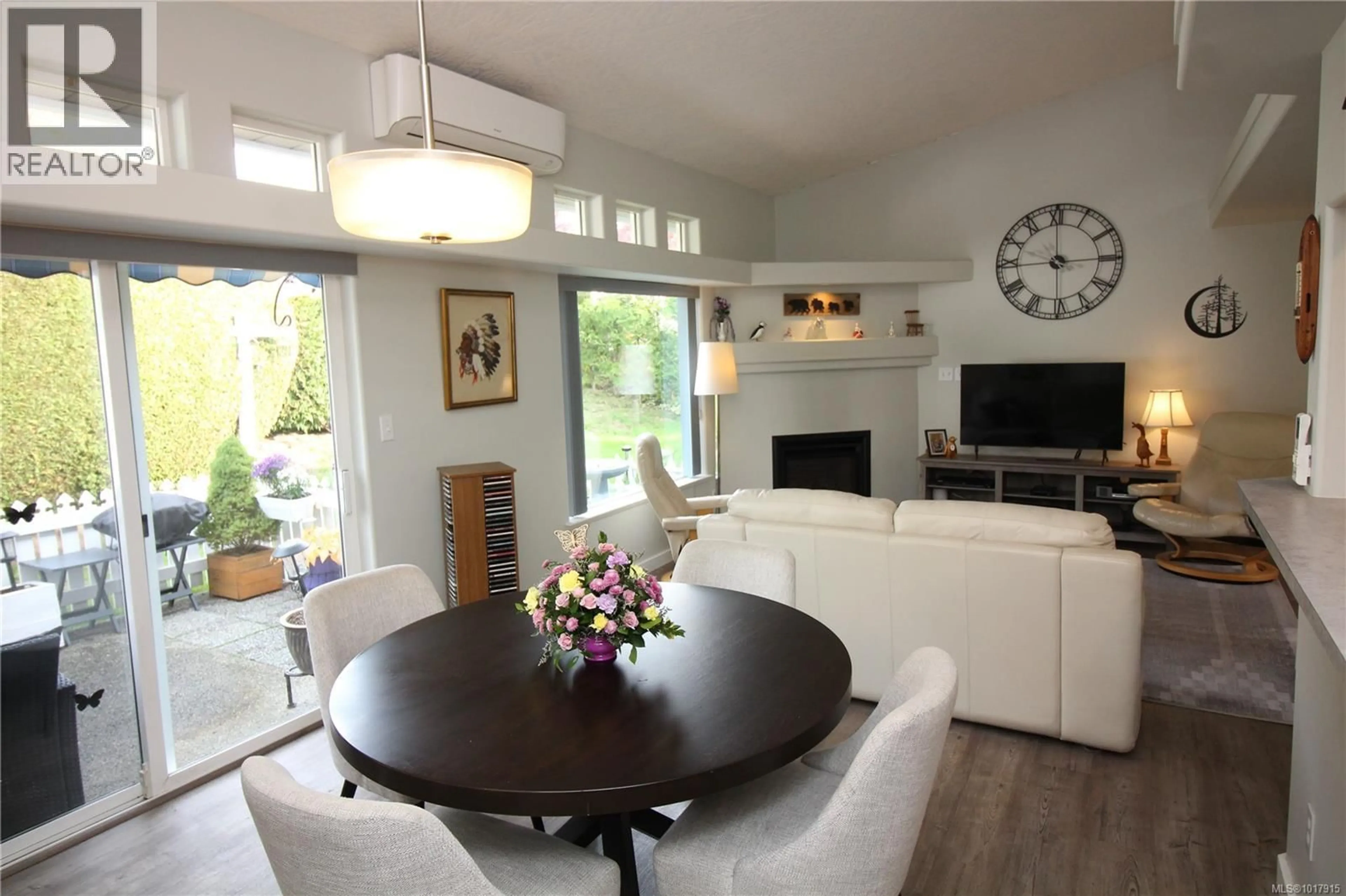 Living room with furniture, wood/laminate floor for 2 - 9933 CHEMAINUS ROAD, Chemainus British Columbia V0R1K1