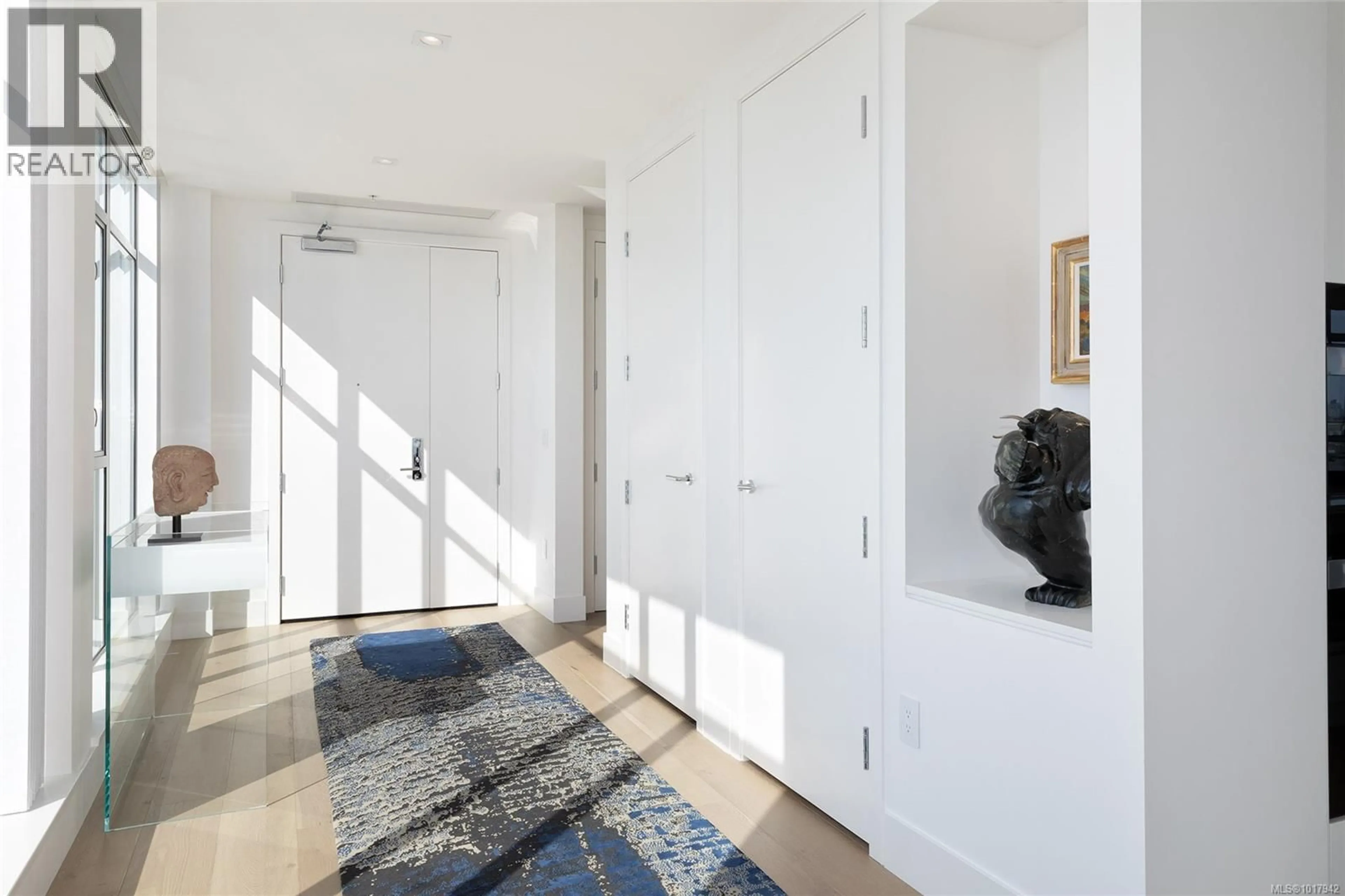 Indoor entryway for 909/910 - 100 SAGHALIE ROAD, Victoria British Columbia V9A0A1