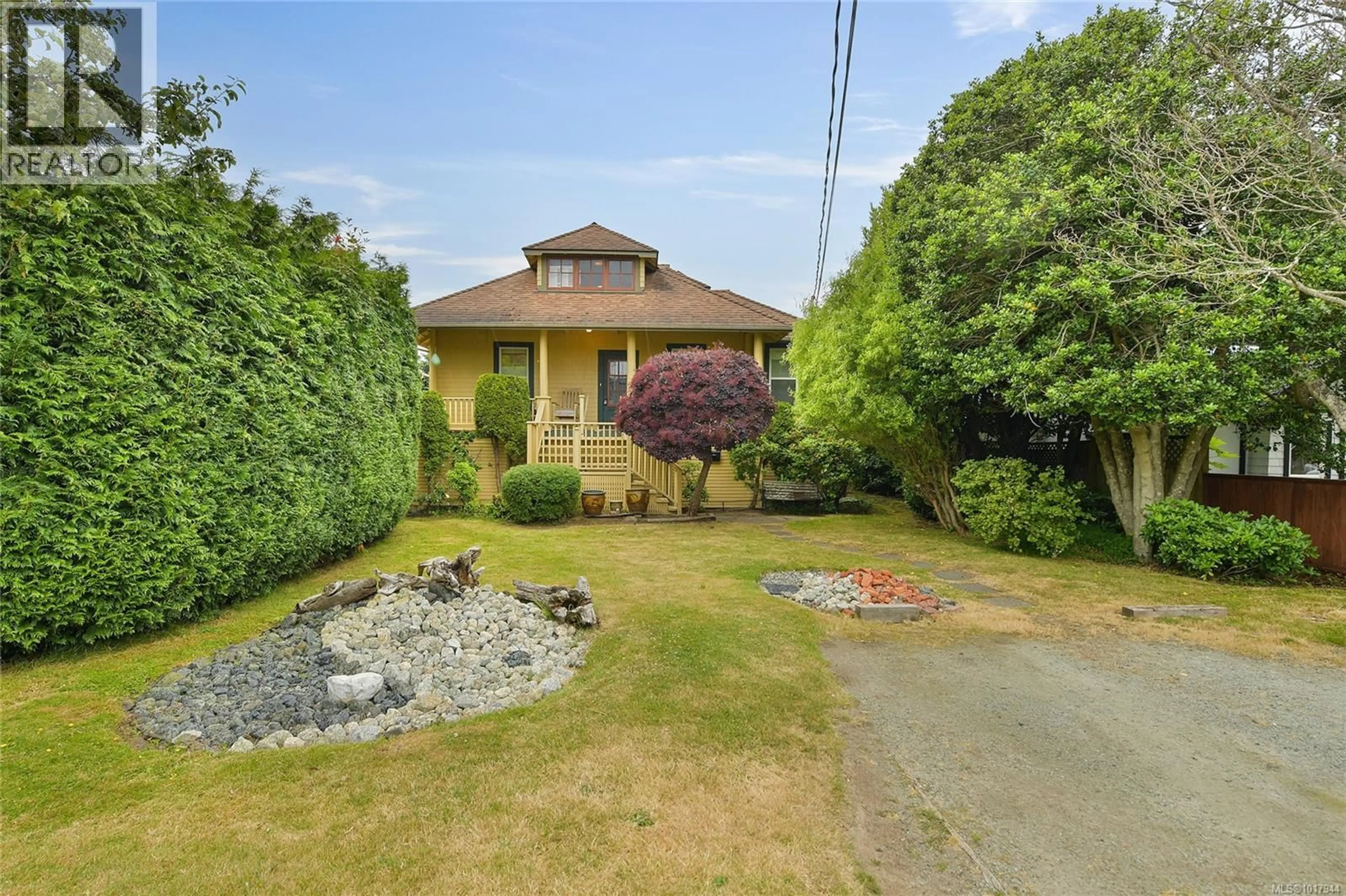 A pic from outside/outdoor area/front of a property/back of a property/a pic from drone, street for 9632 SEVENTH STREET, Sidney British Columbia V8L2V3