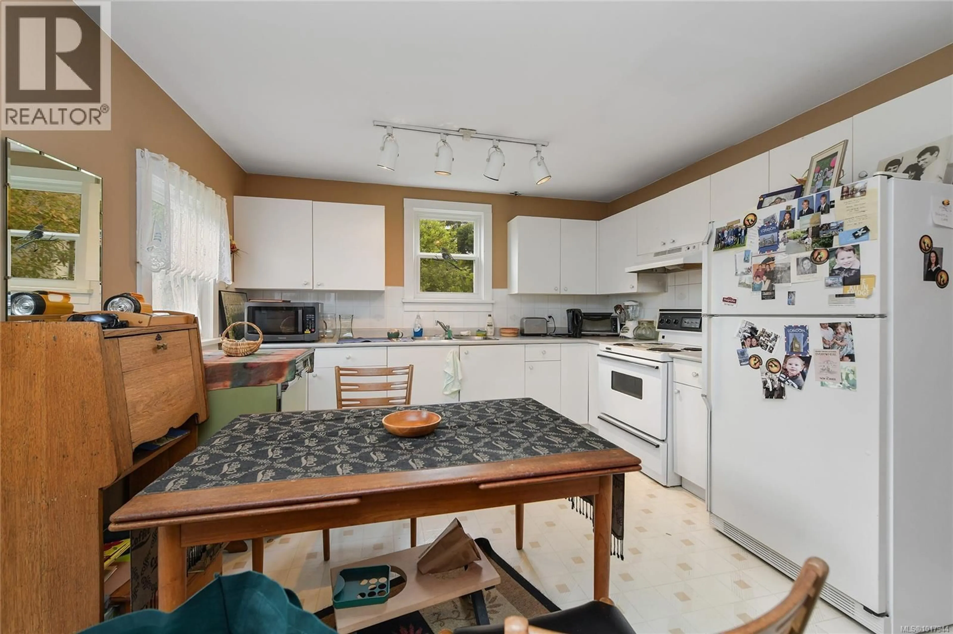 Standard kitchen, unknown for 9632 SEVENTH STREET, Sidney British Columbia V8L2V3