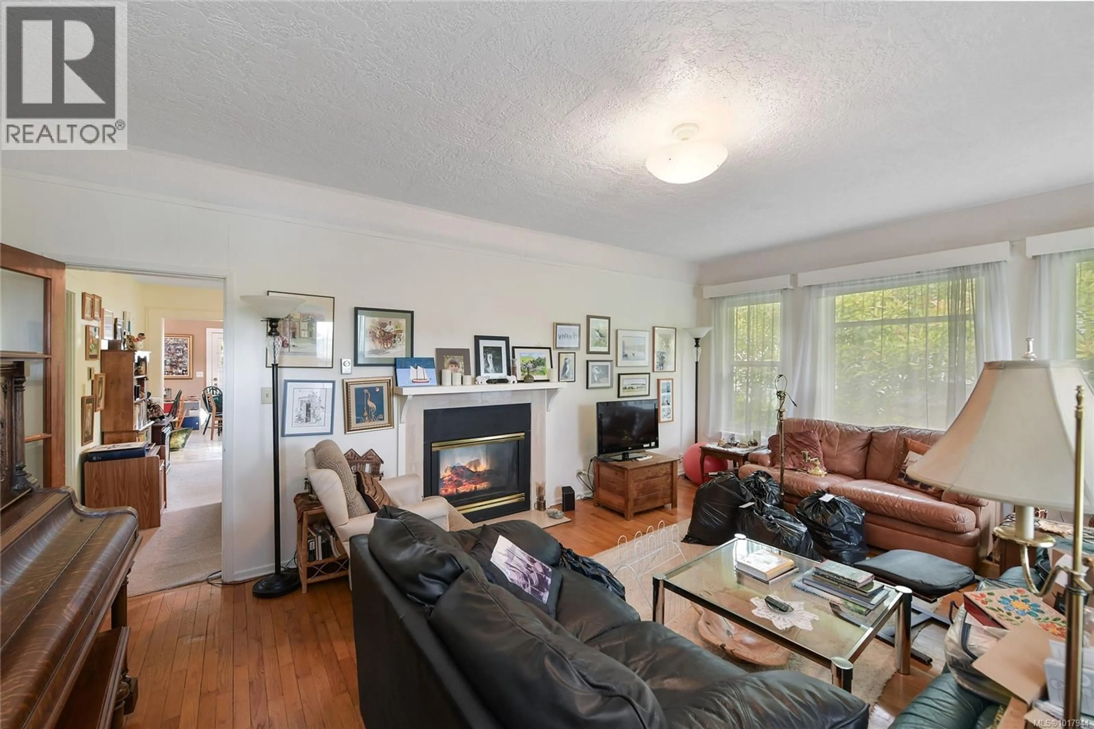 Living room with furniture, wood/laminate floor for 9632 SEVENTH STREET, Sidney British Columbia V8L2V3