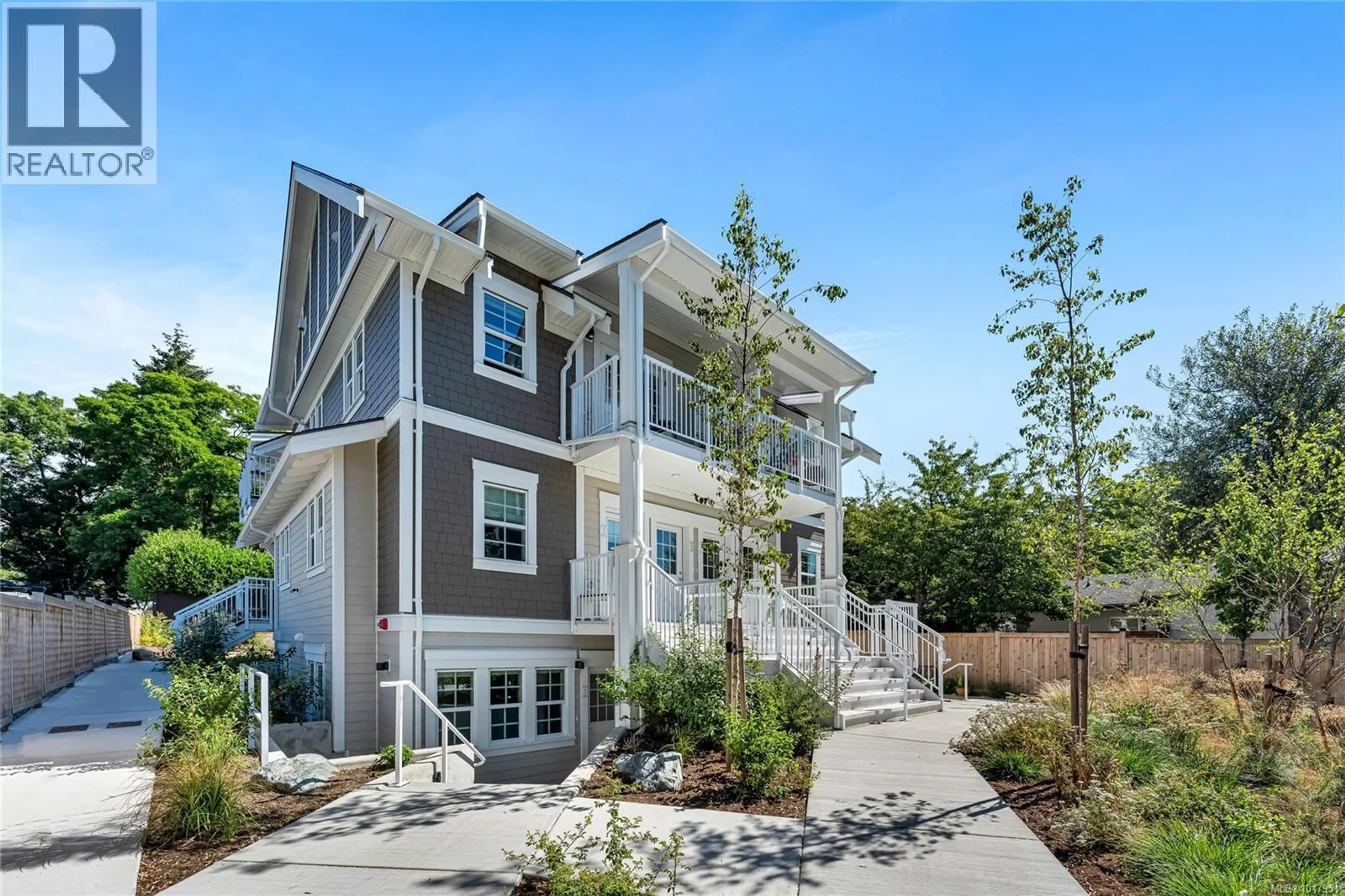 Home with vinyl exterior material, street for 102 C - 1224 RICHARDSON STREET, Victoria British Columbia V8V3E1