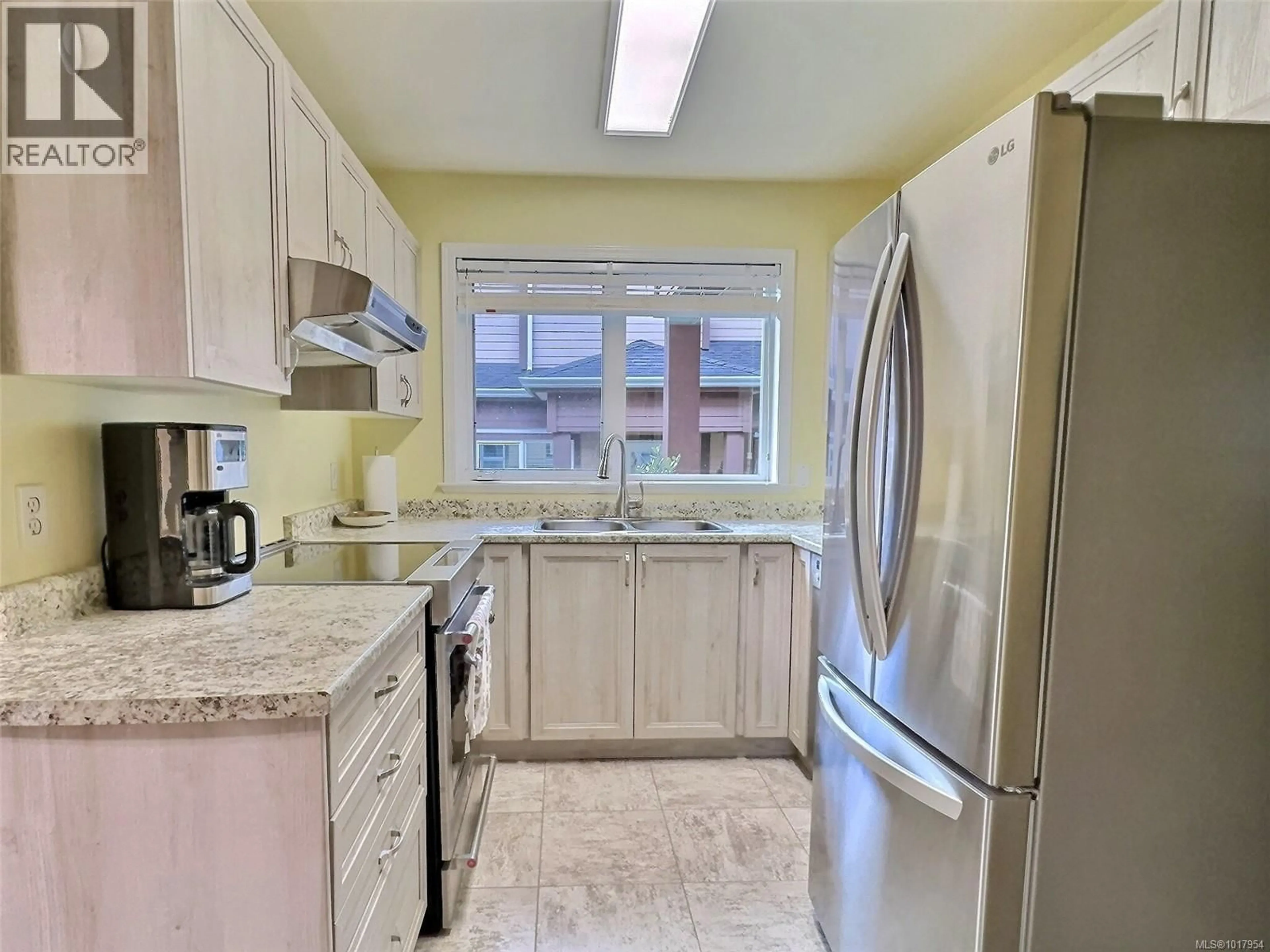 Standard kitchen, ceramic/tile floor for 1652 CREEKSIDE DRIVE, Nanaimo British Columbia V9S5V8
