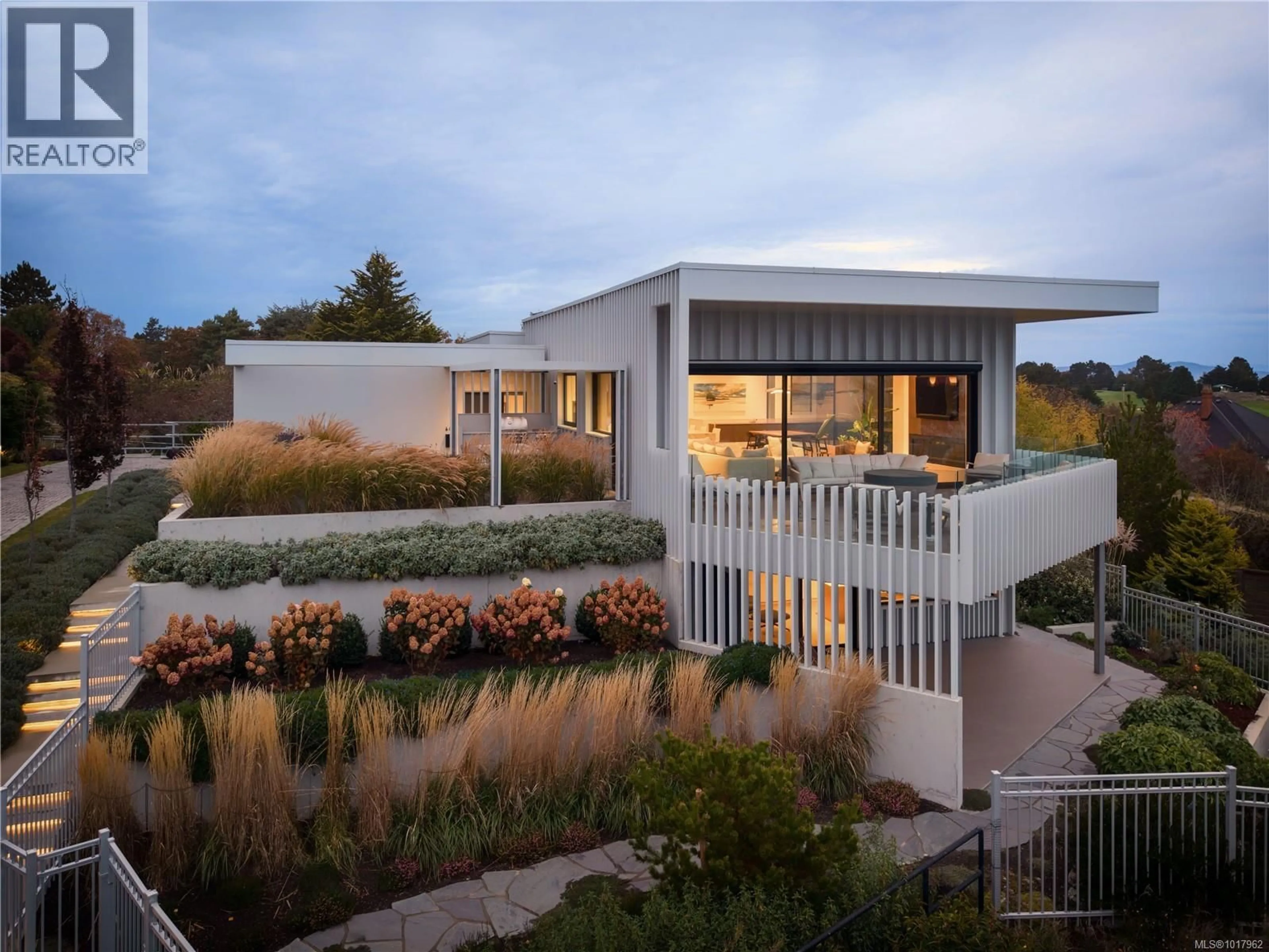 Home with vinyl exterior material, building for 642 BEACH DRIVE, Oak Bay British Columbia V8S3N7