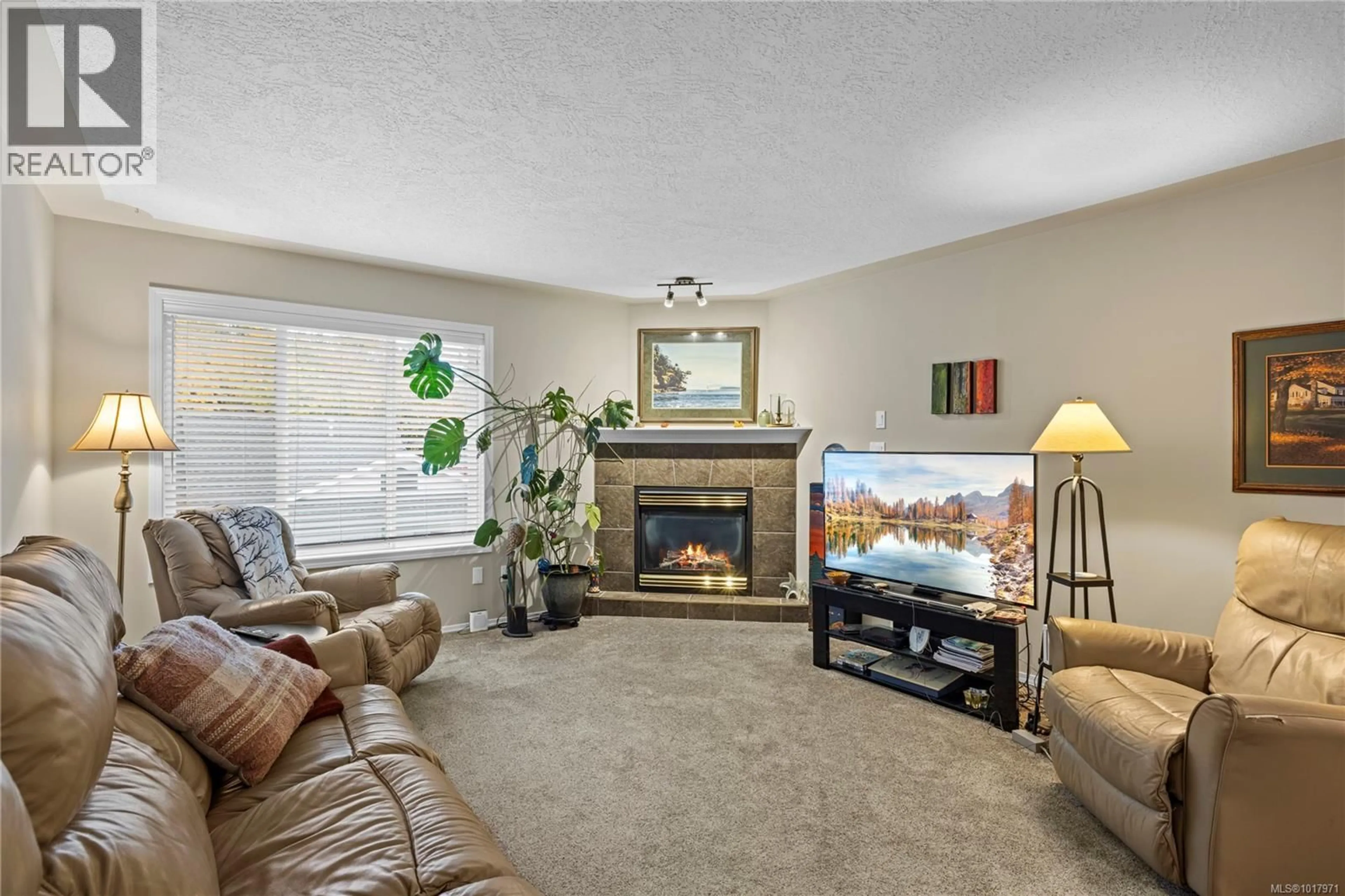 Living room with furniture, carpet floor for 28 - 1150 WALKEM ROAD, Ladysmith British Columbia V9G1S1