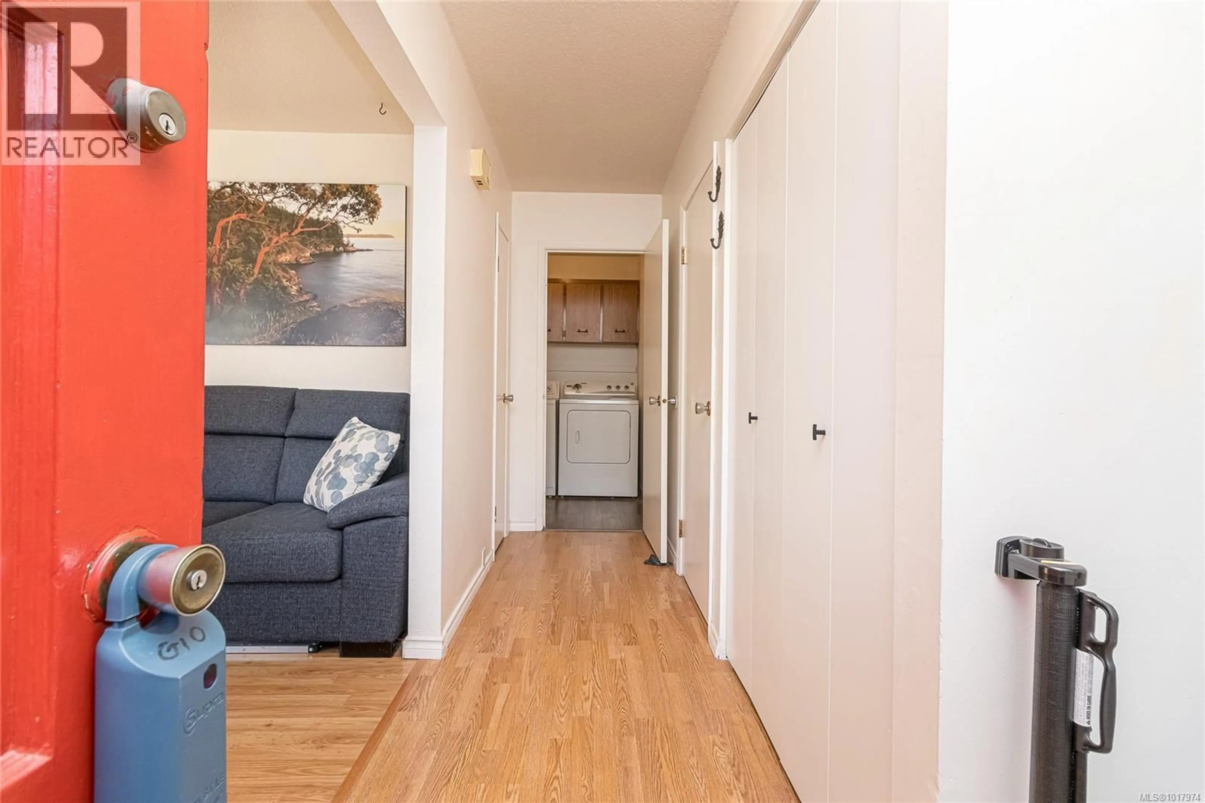 Indoor entryway for 932 MARKET STREET, Victoria British Columbia V8T2E9