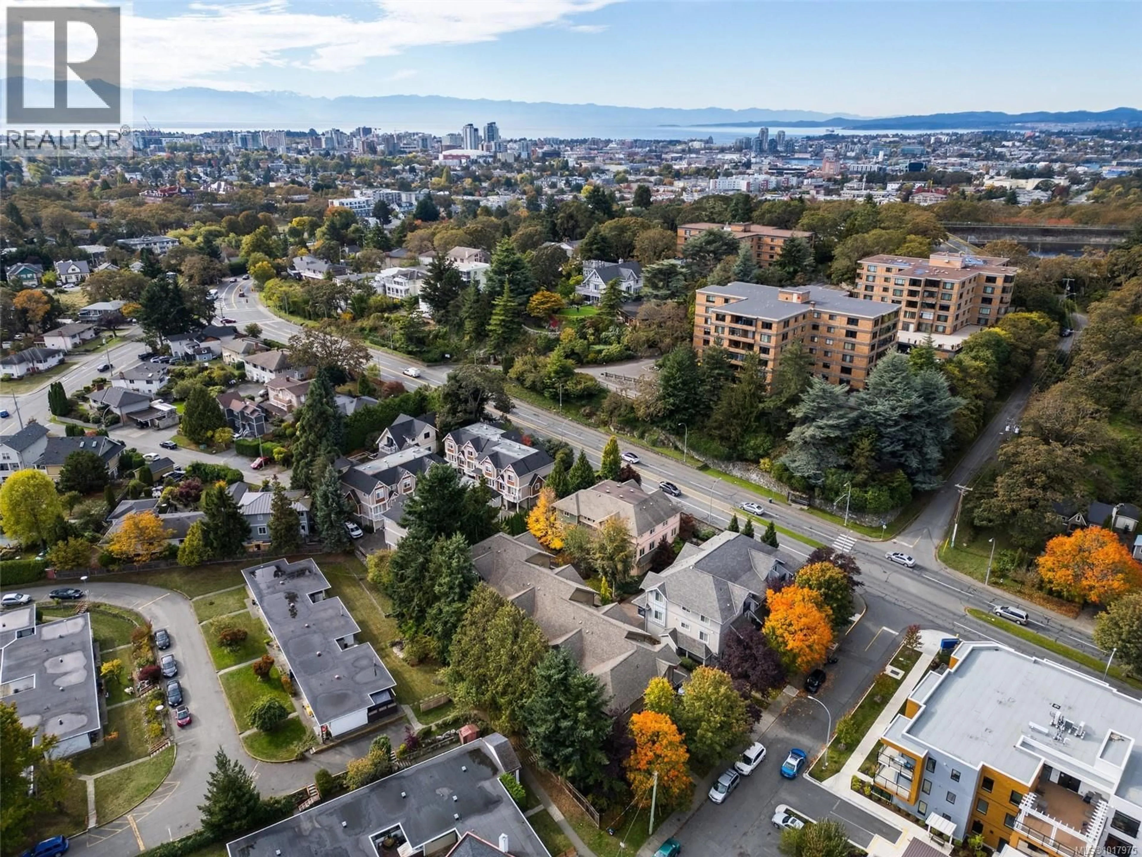 A pic from outside/outdoor area/front of a property/back of a property/a pic from drone, unknown for 3 - 1405 MALLEK CRESCENT, Victoria British Columbia V8T0A3