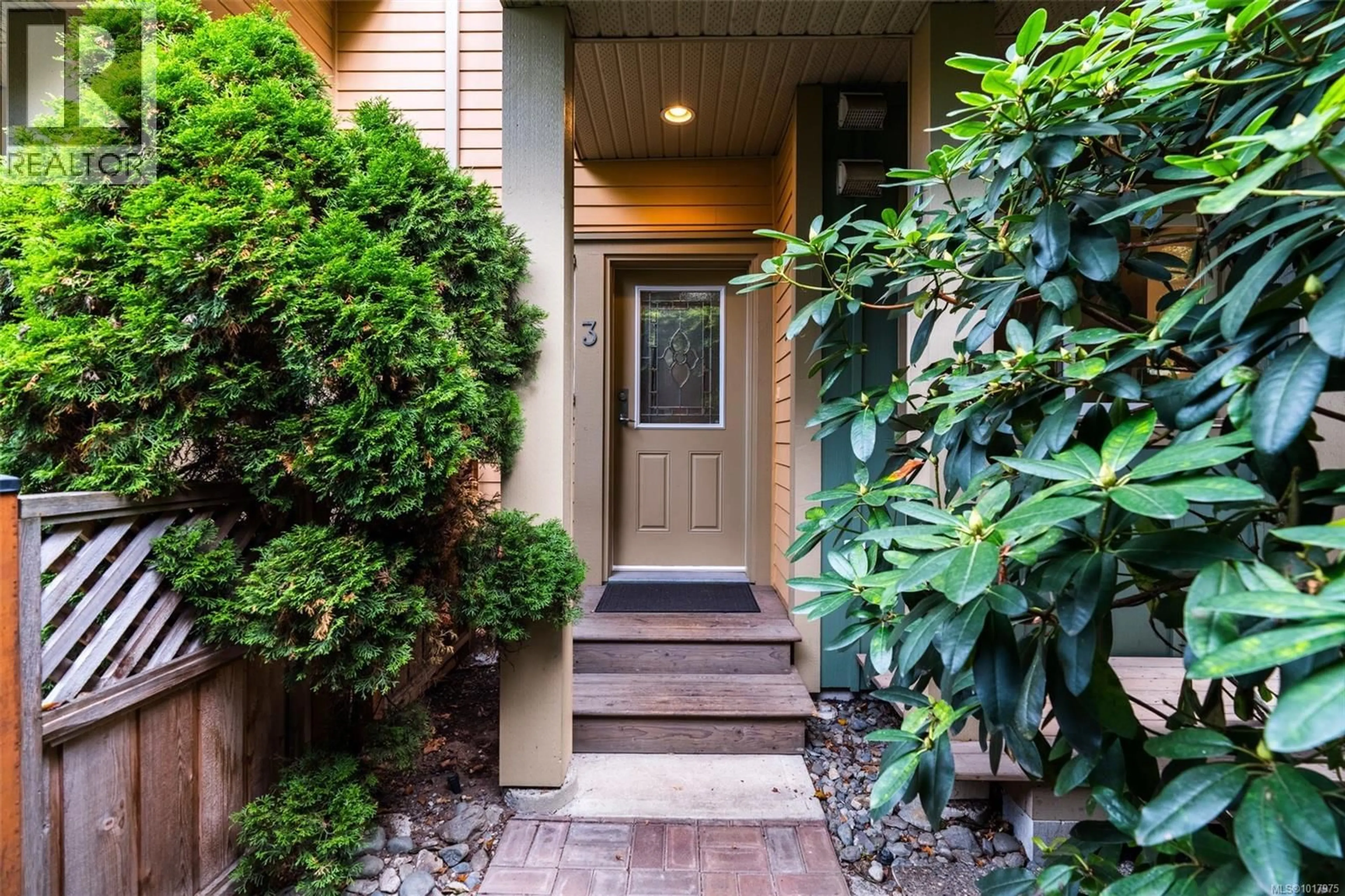 Indoor entryway for 3 - 1405 MALLEK CRESCENT, Victoria British Columbia V8T0A3