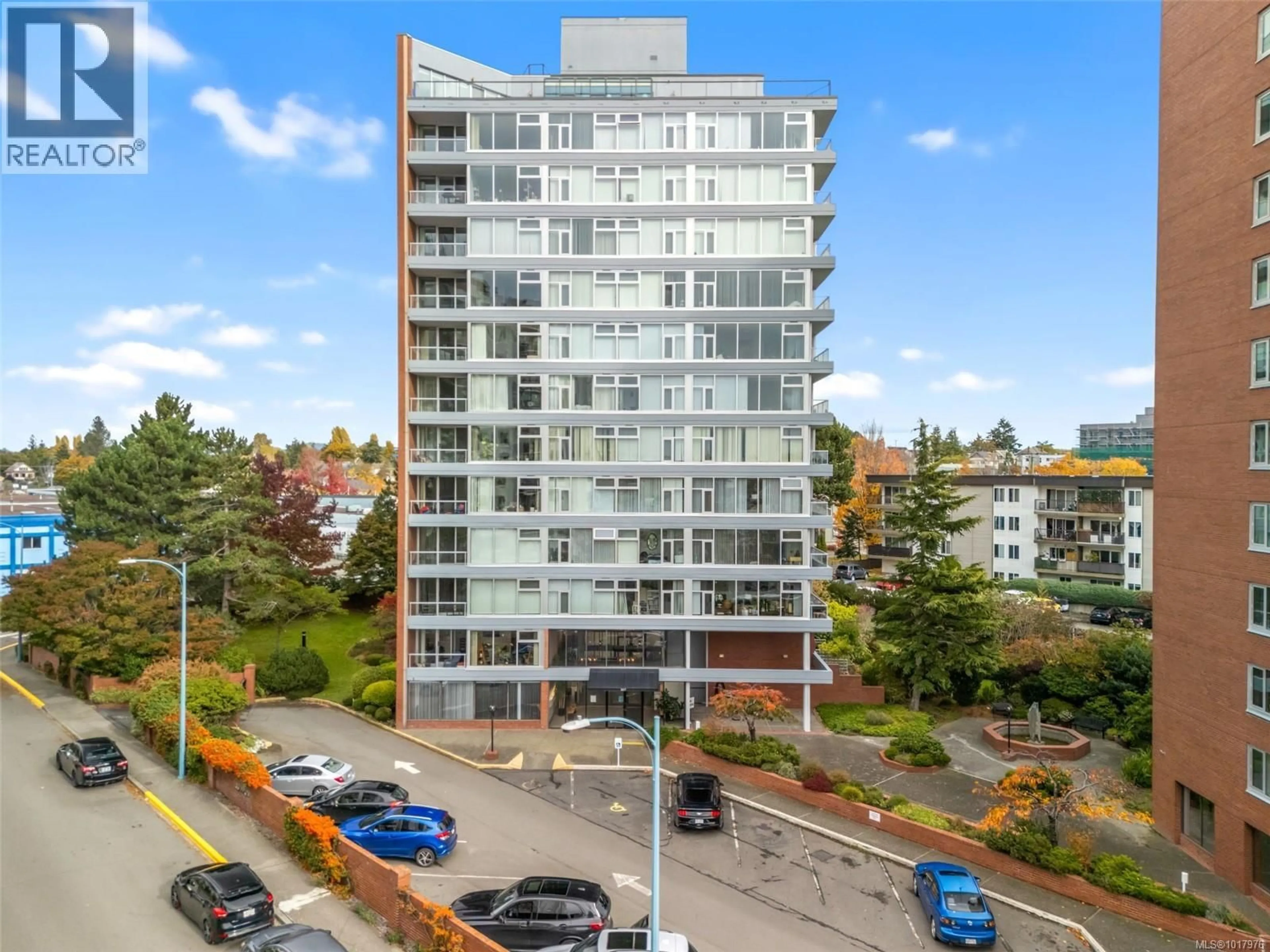 A pic from outside/outdoor area/front of a property/back of a property/a pic from drone, city buildings view from balcony for 1002 - 327 MAITLAND STREET, Victoria British Columbia V9A7G7