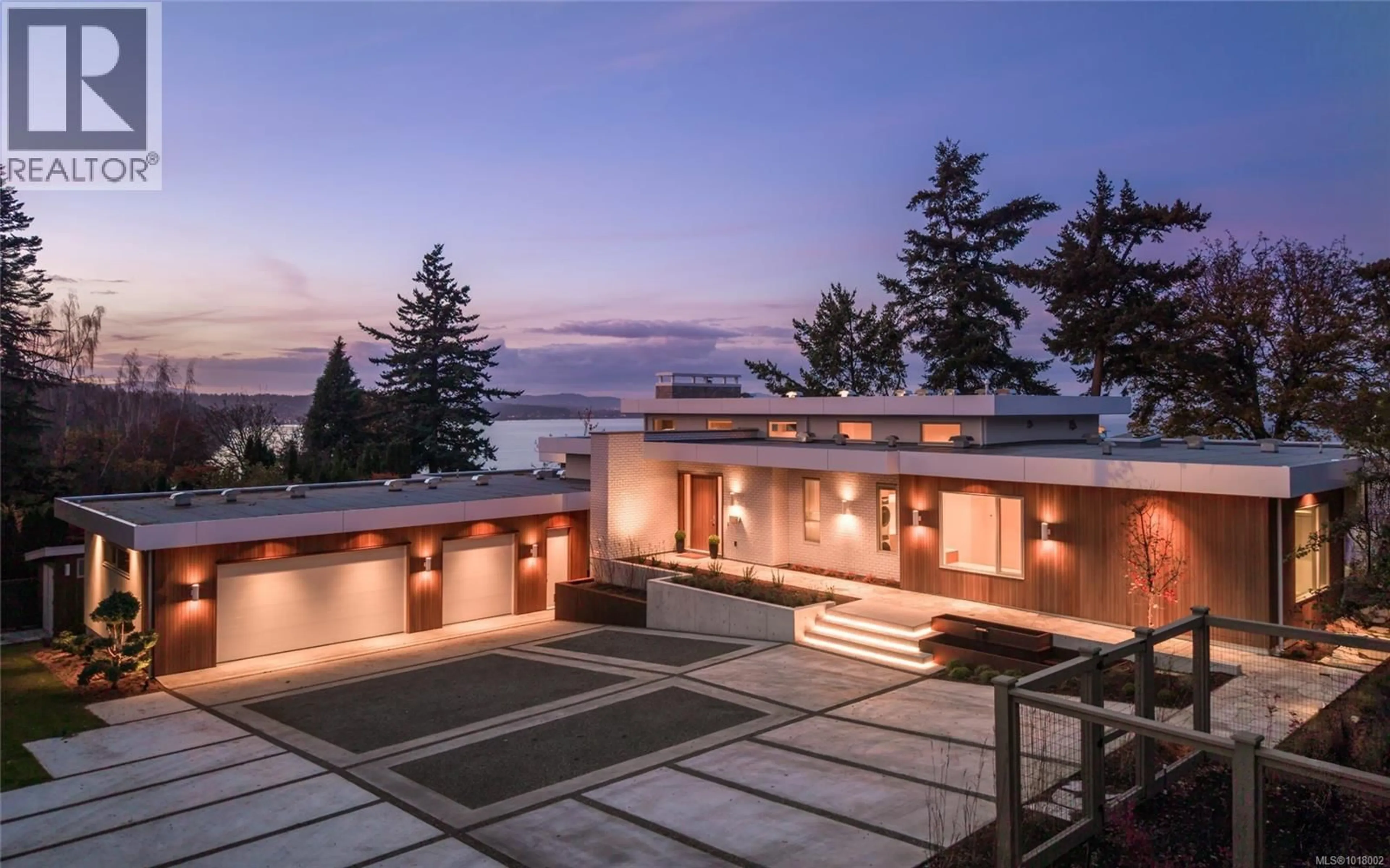 Patio, mountain view for 4570 BISSENDEN PLACE, Saanich British Columbia V8N3K4