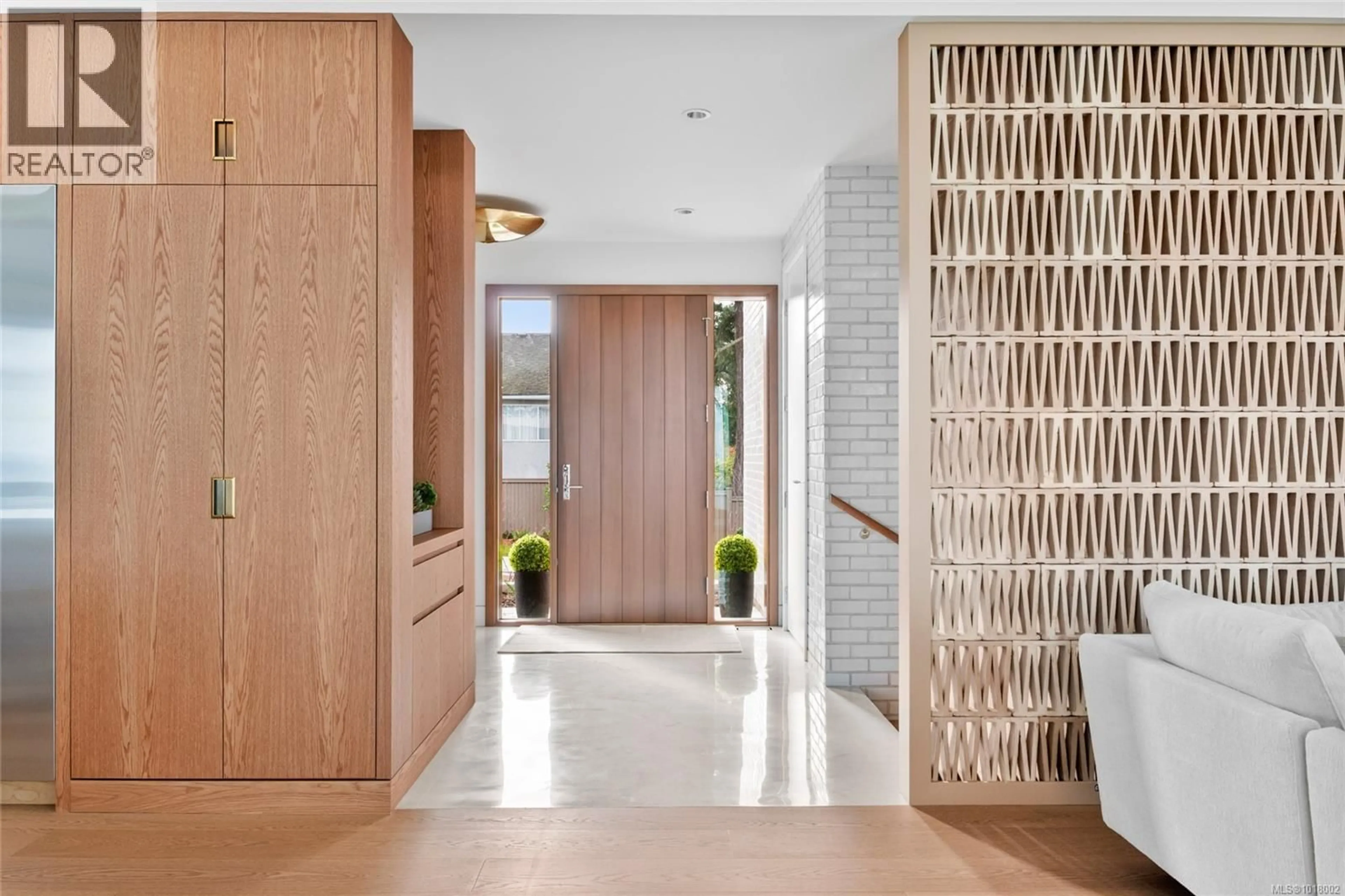 Indoor entryway for 4570 BISSENDEN PLACE, Saanich British Columbia V8N3K4