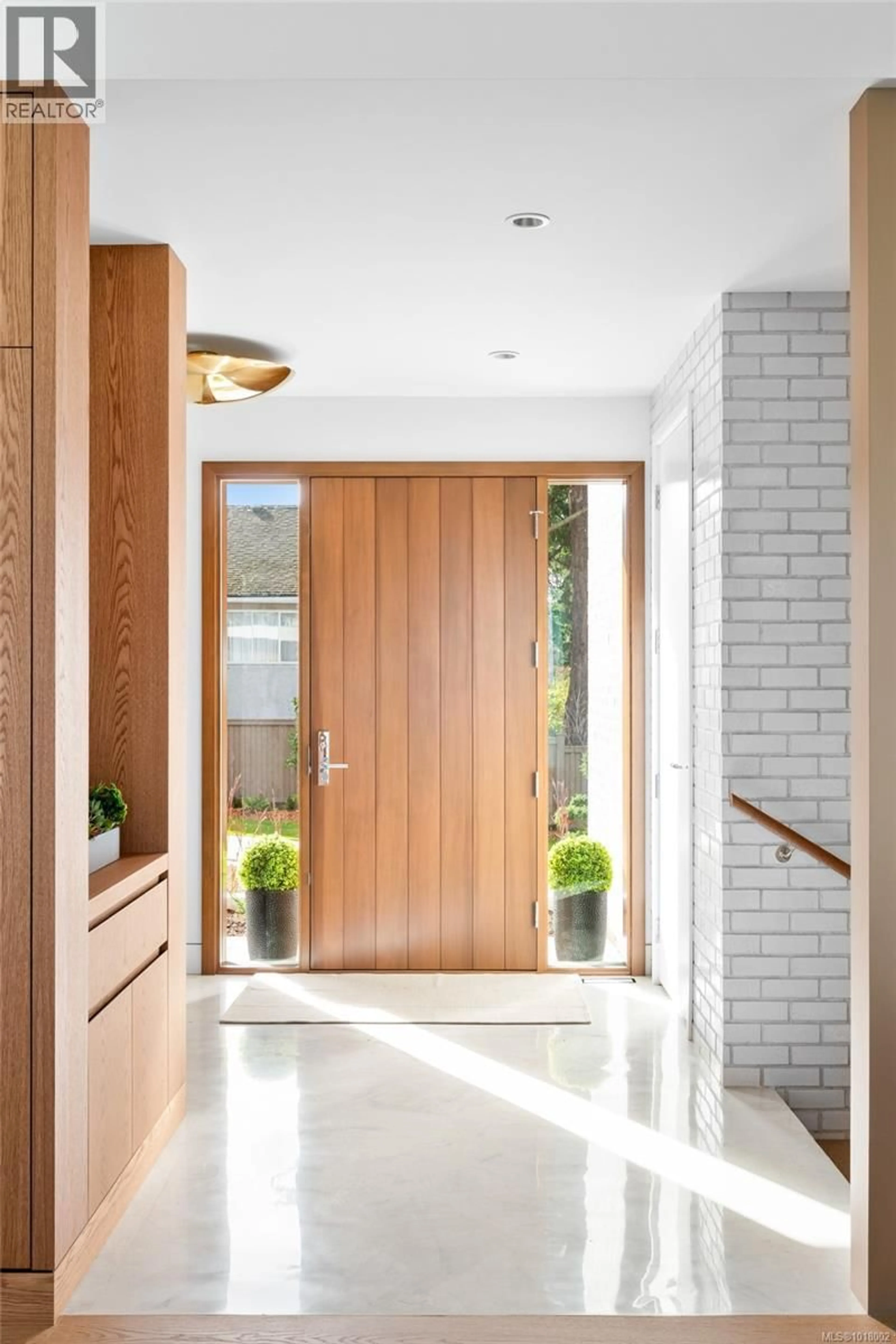 Indoor entryway for 4570 BISSENDEN PLACE, Saanich British Columbia V8N3K4