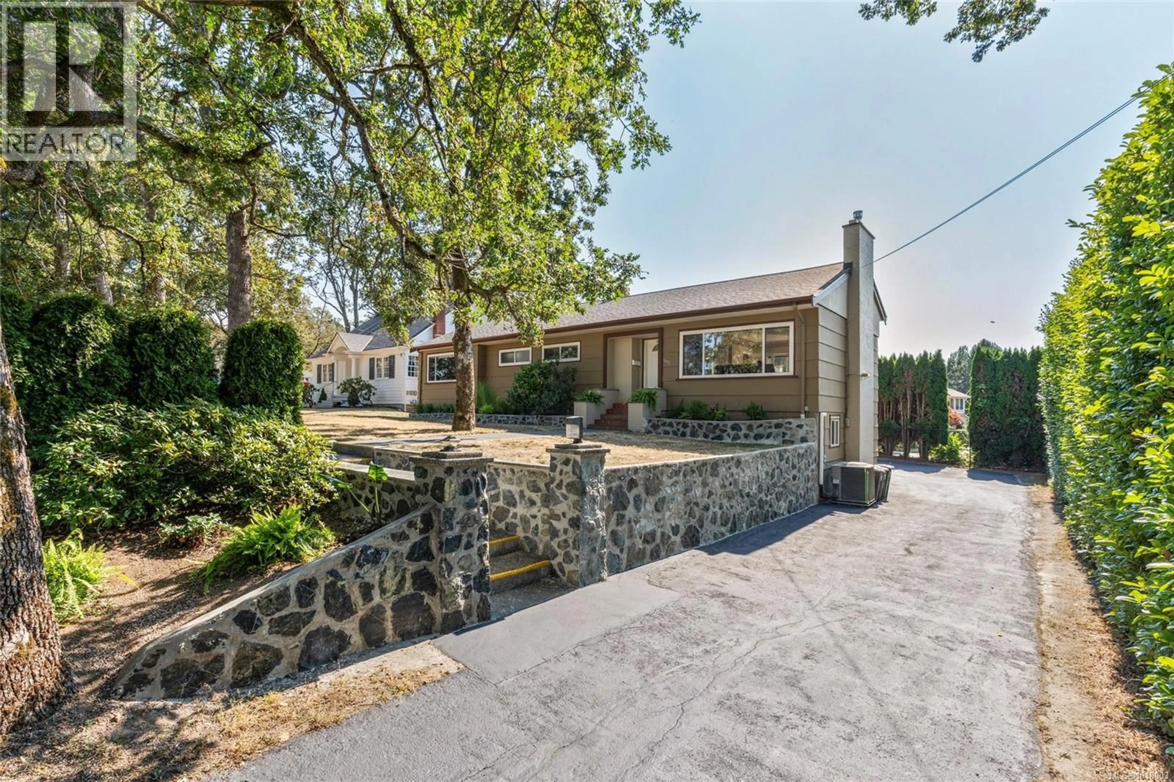 Unknown for 3944 CEDAR HILL CROSS ROAD, Saanich British Columbia V8P2N6