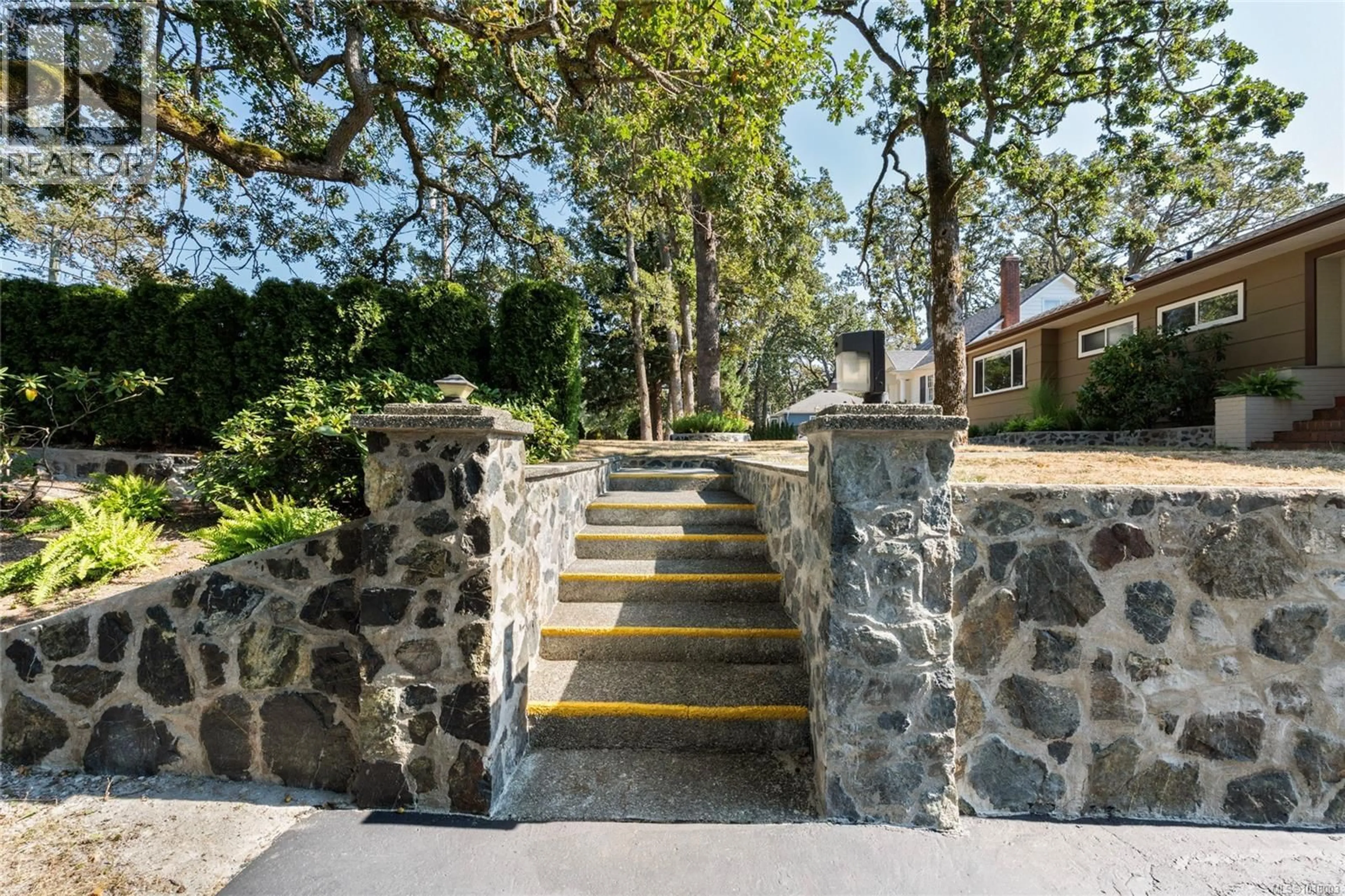 Unknown for 3944 CEDAR HILL CROSS ROAD, Saanich British Columbia V8P2N6