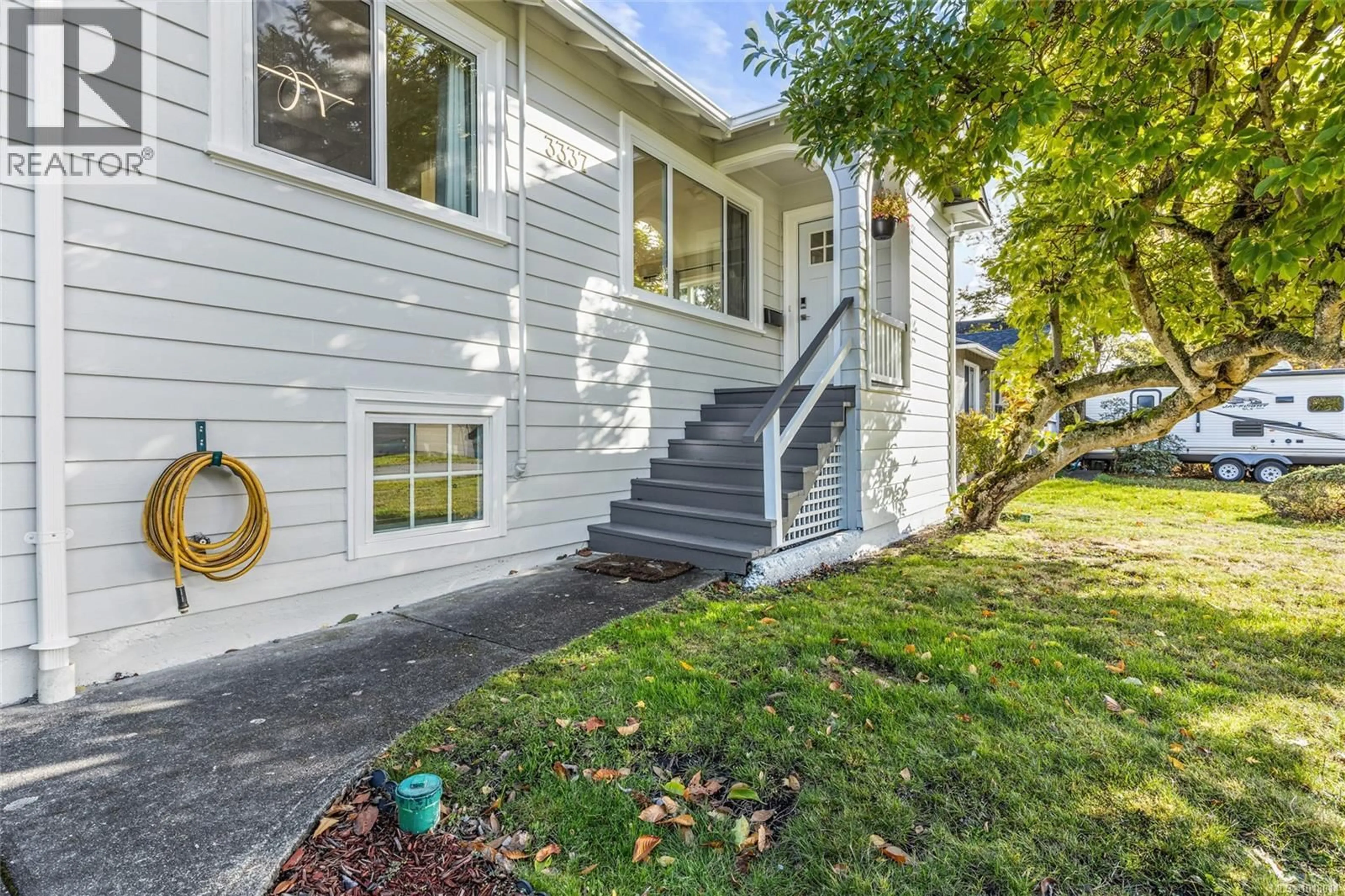 Home with vinyl exterior material, street for 3337 KINGSLEY STREET, Saanich British Columbia V8P4J8