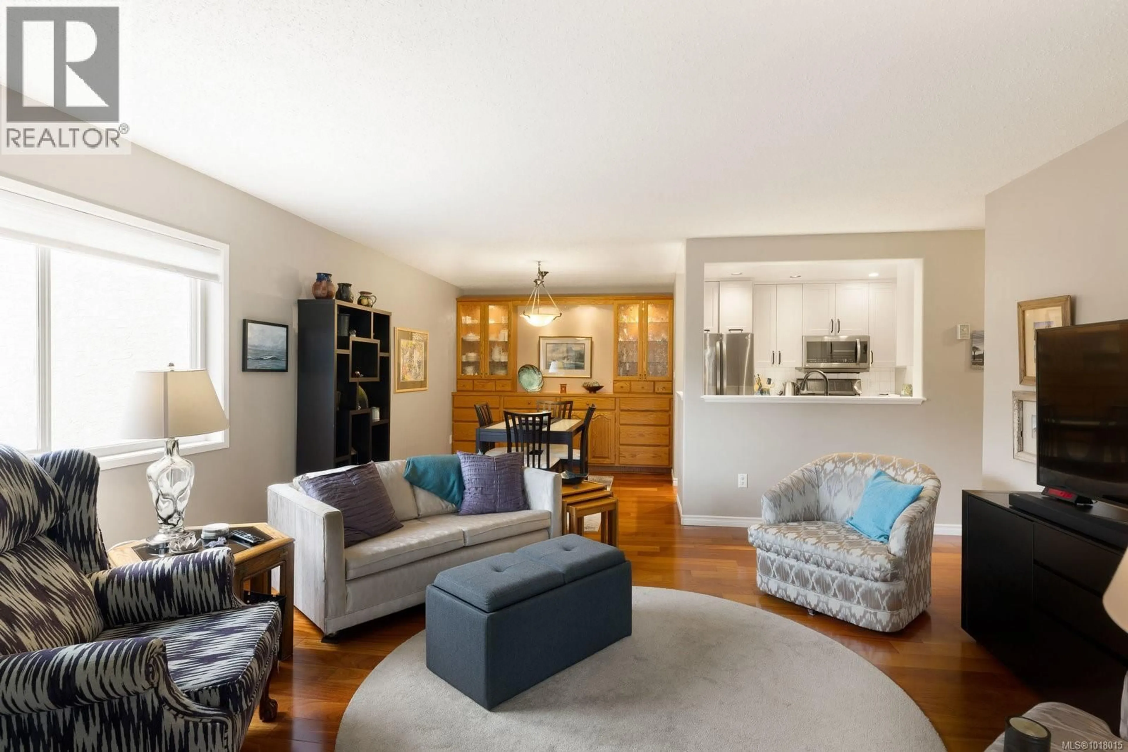Living room with furniture, wood/laminate floor for 202 - 9900 FIFTH STREET, Sidney British Columbia V8L2X3