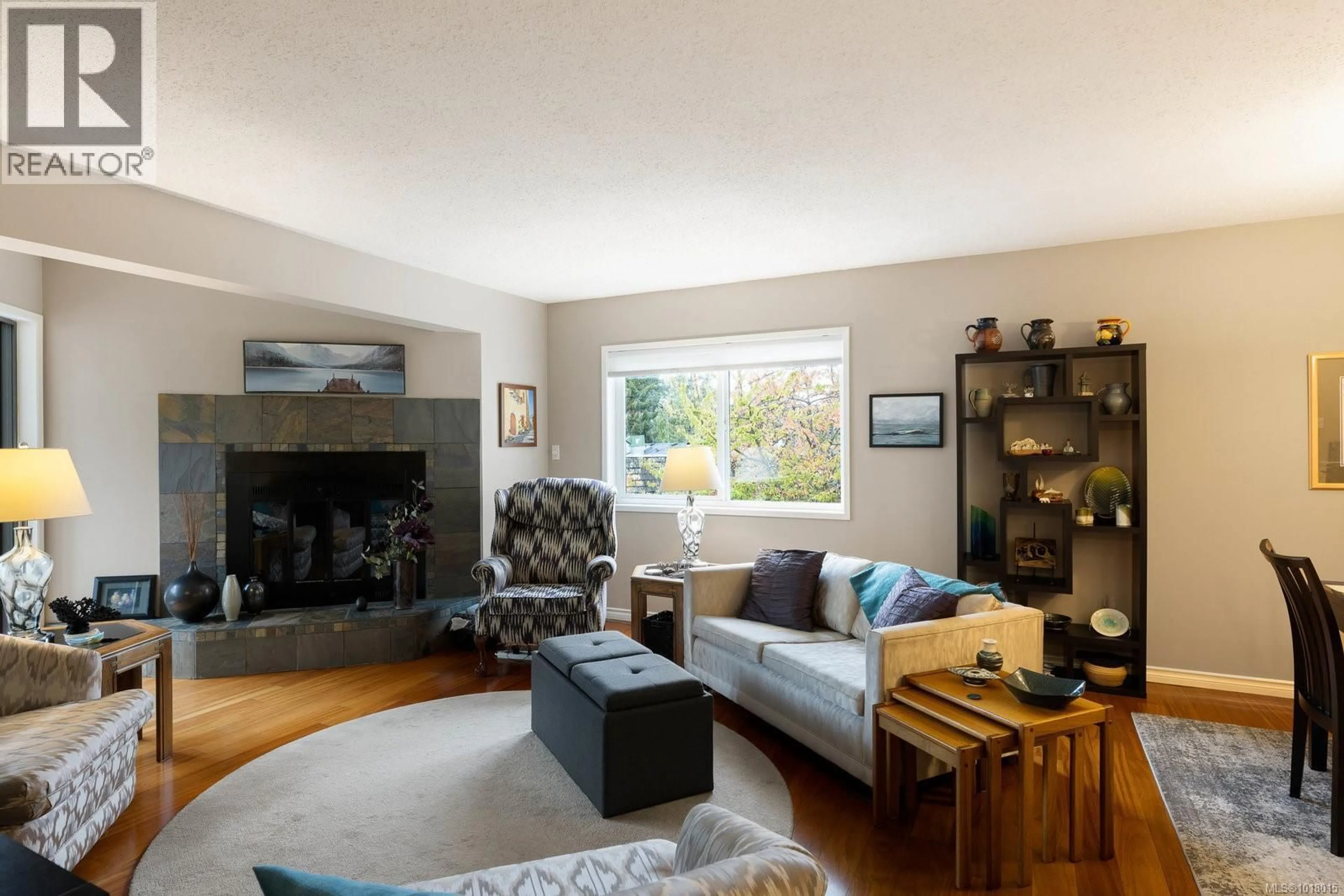 Living room with furniture, wood/laminate floor for 202 - 9900 FIFTH STREET, Sidney British Columbia V8L2X3