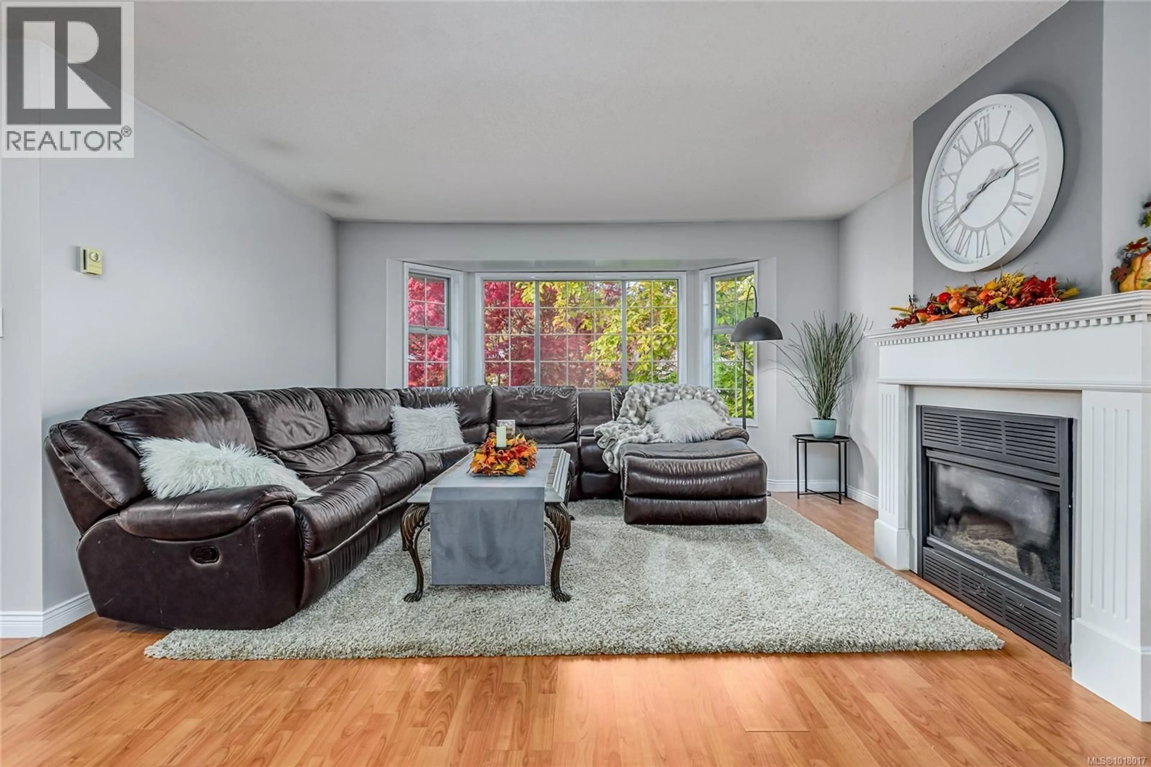 Living room with furniture, wood/laminate floor for 2043 VALLEY VIEW DRIVE, Courtenay British Columbia V9N8M4