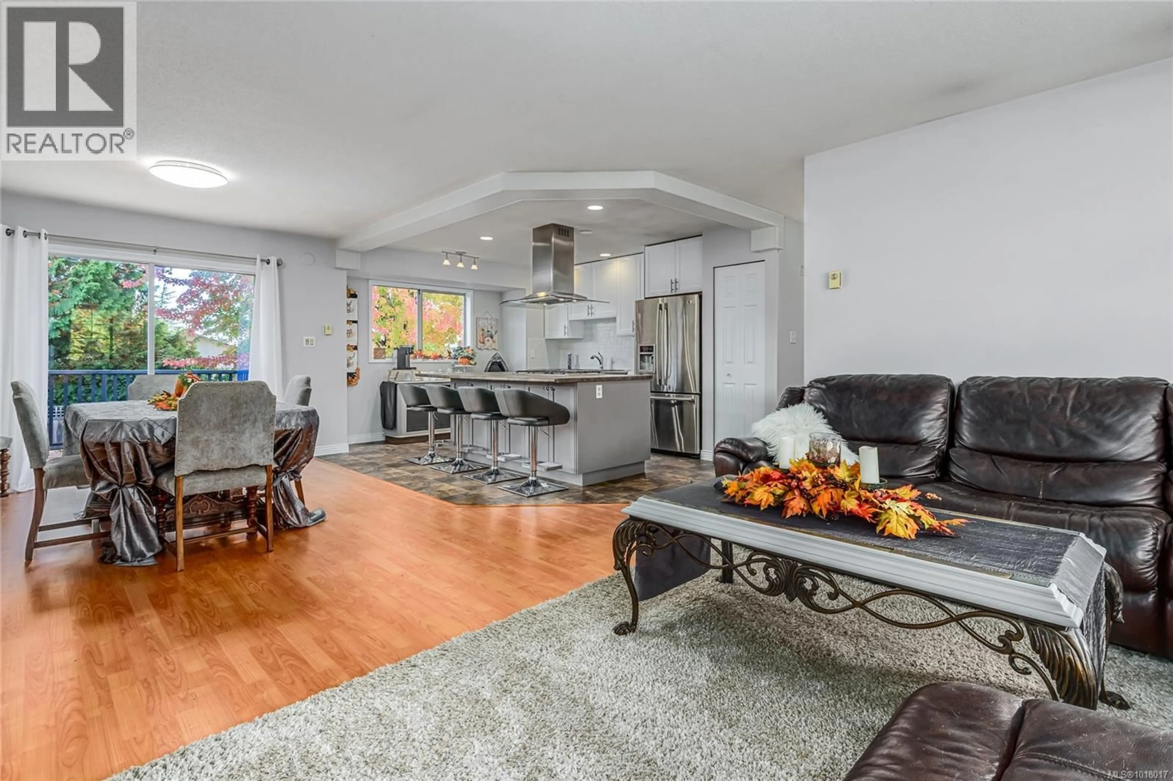 Living room with furniture, unknown for 2043 VALLEY VIEW DRIVE, Courtenay British Columbia V9N8M4