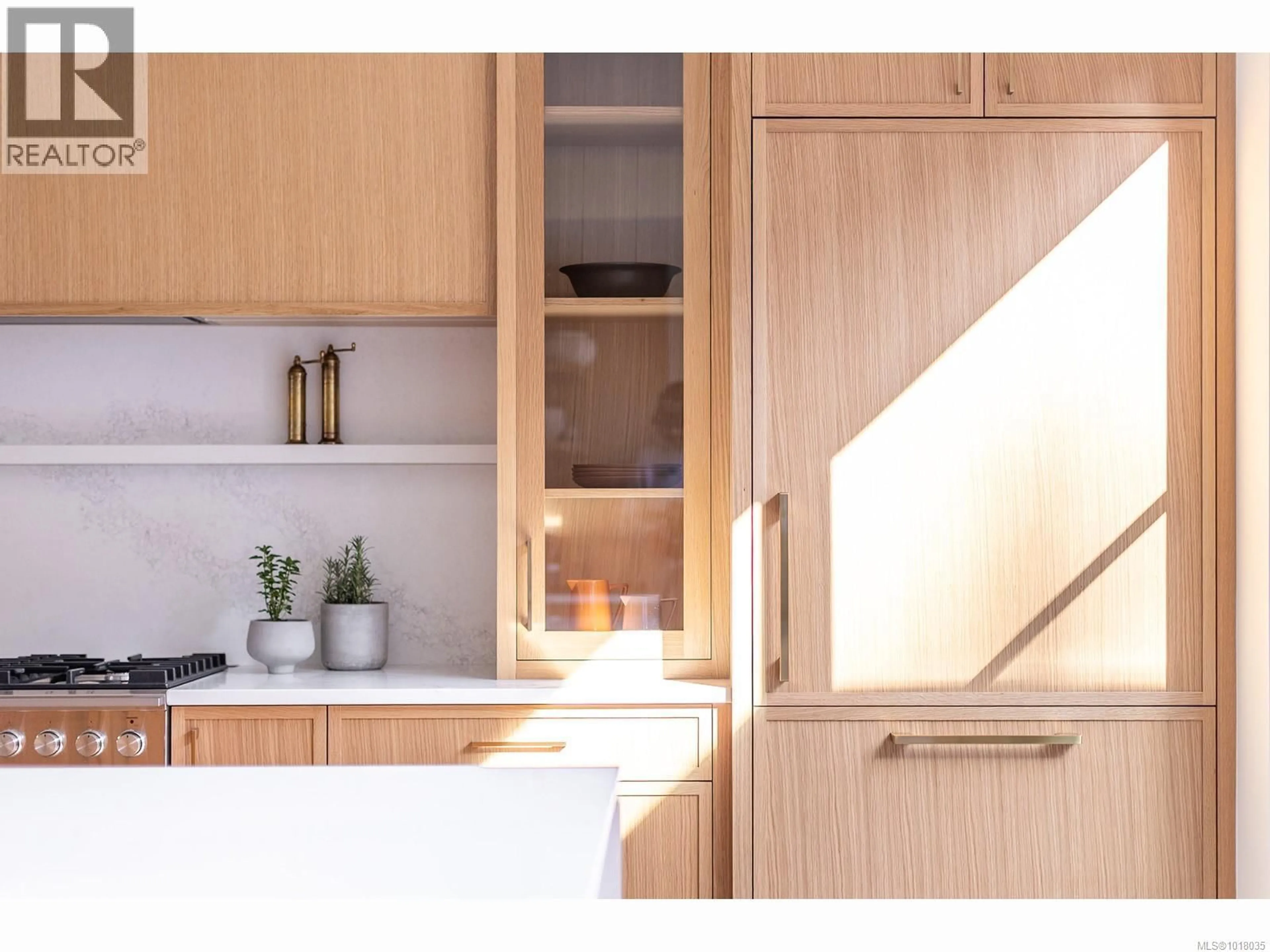 Contemporary kitchen, wood/laminate floor for 634 HEMLOCK STREET, Qualicum Beach British Columbia V9K1H8