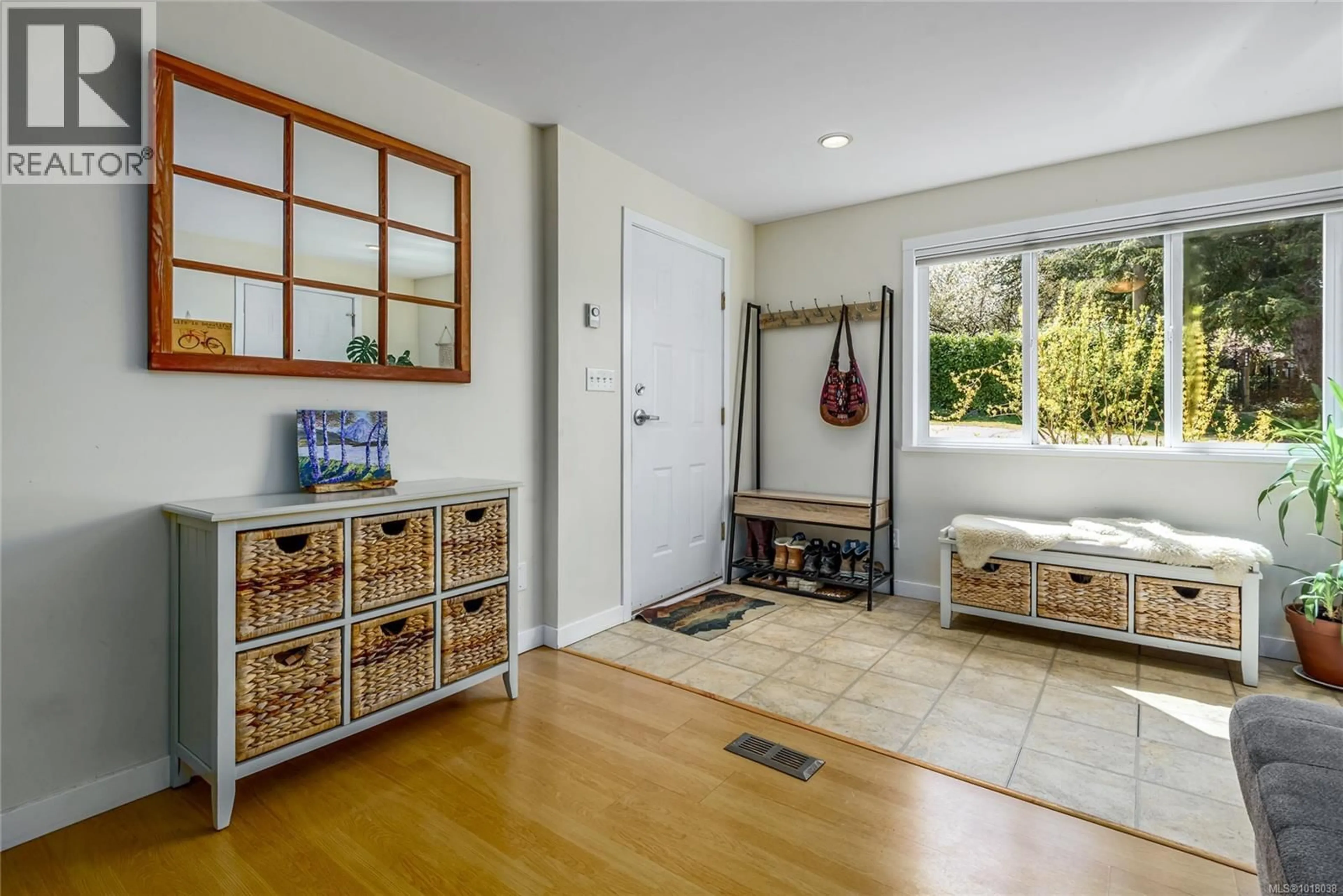 Indoor entryway for 3352 SECOND STREET, Cumberland British Columbia V0R1S0