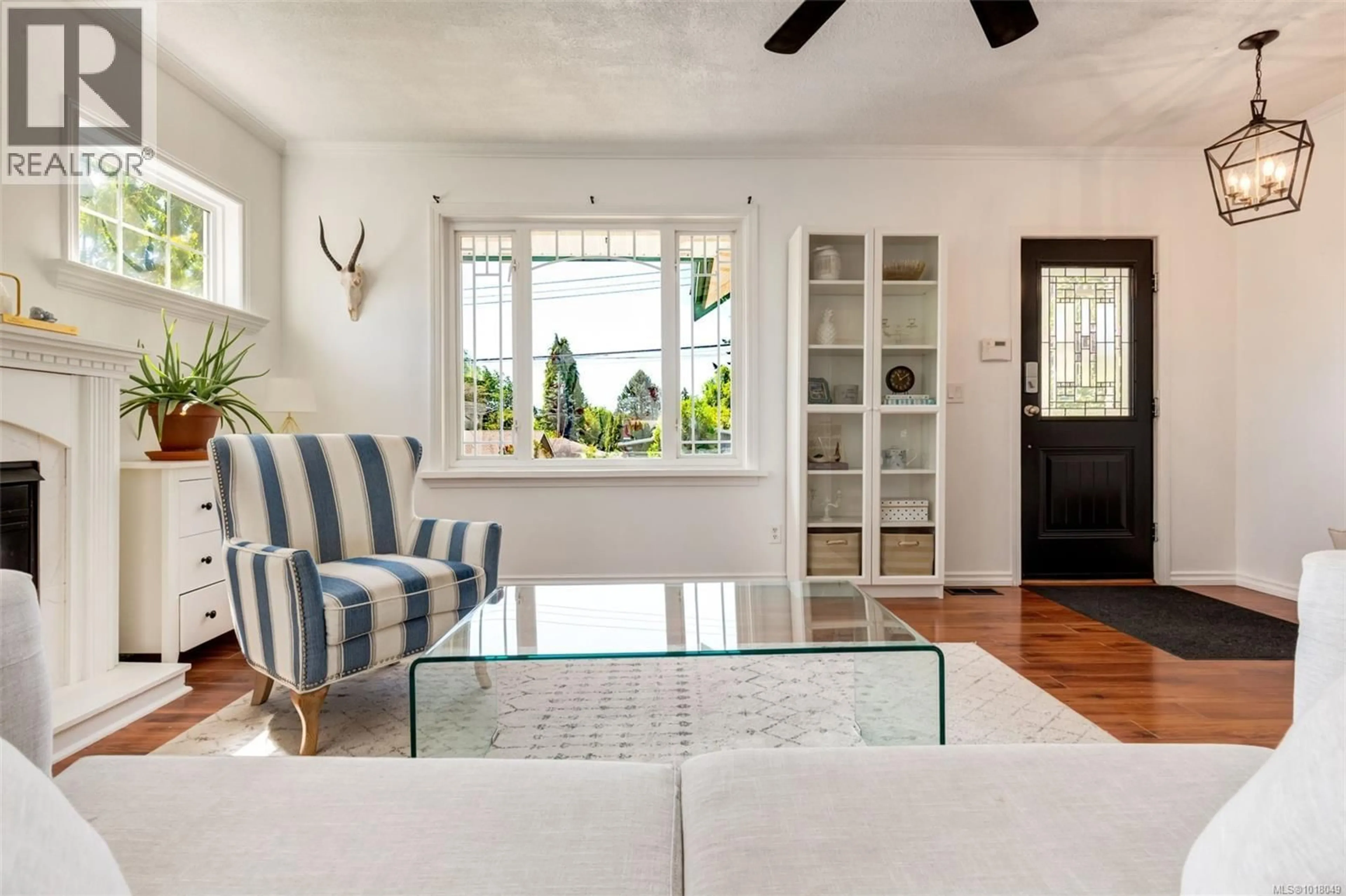 Living room with furniture, ceramic/tile floor for 536 BRADLEY STREET, Nanaimo British Columbia V9S1C1