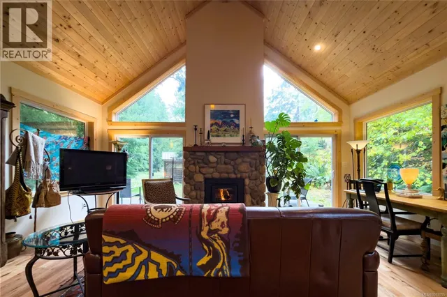 403 WHALETOWN ROAD, Cortes Island 2