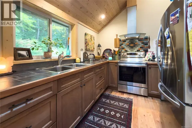 403 WHALETOWN ROAD, Cortes Island 5