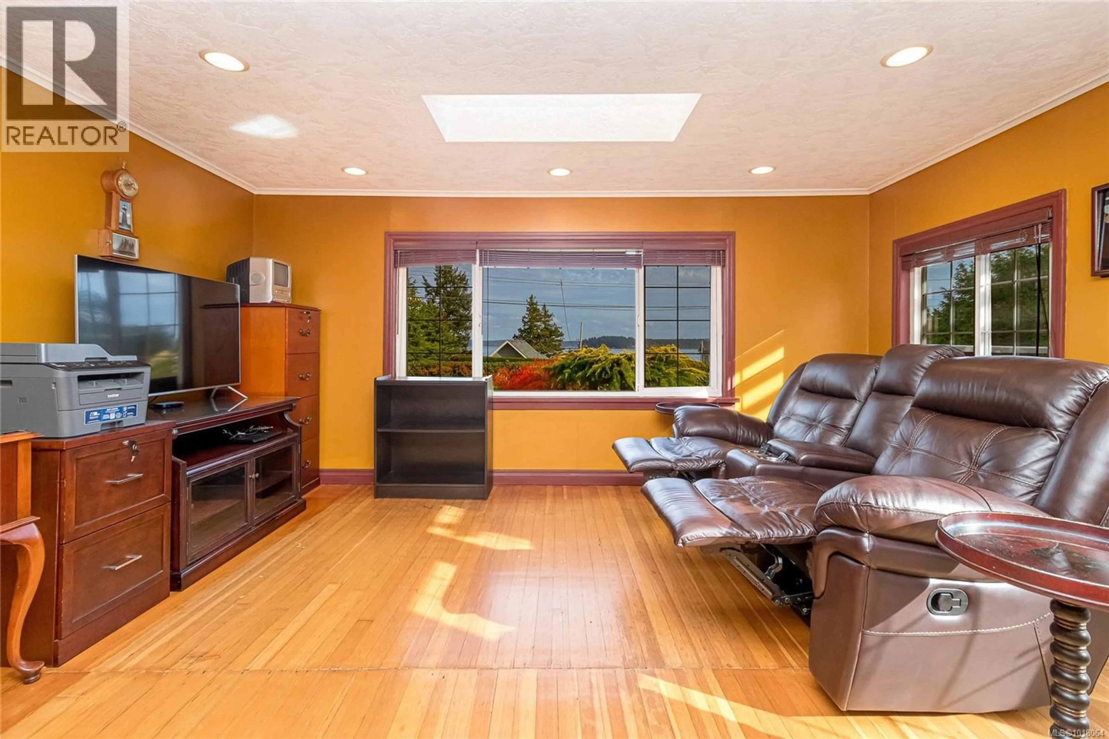 Living room with furniture, unknown for 8576 LOCHSIDE DRIVE, North Saanich British Columbia V8L1M6