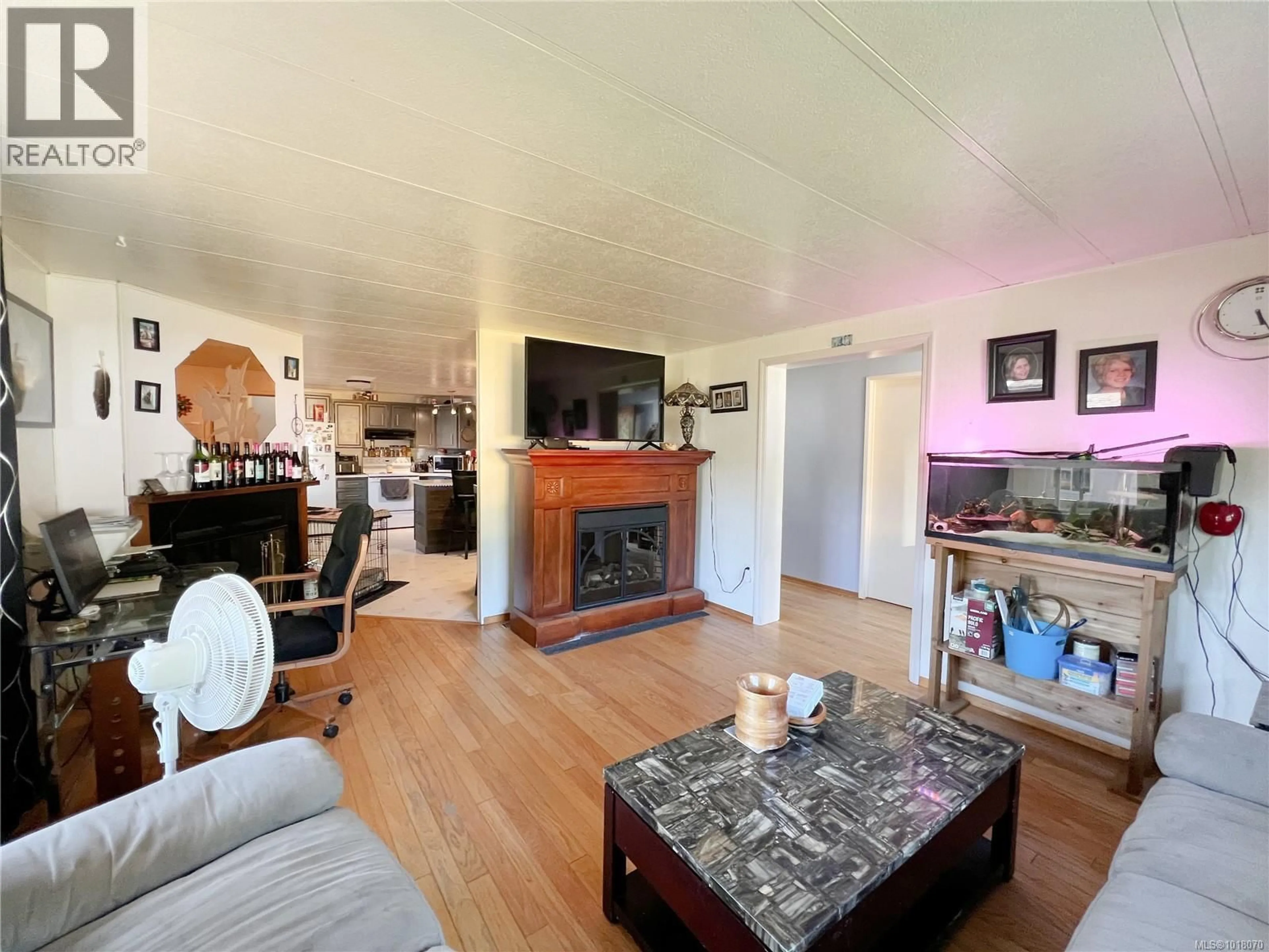 Living room with furniture, wood/laminate floor for 505 CONUMA DRIVE, Gold River British Columbia V0P1G0