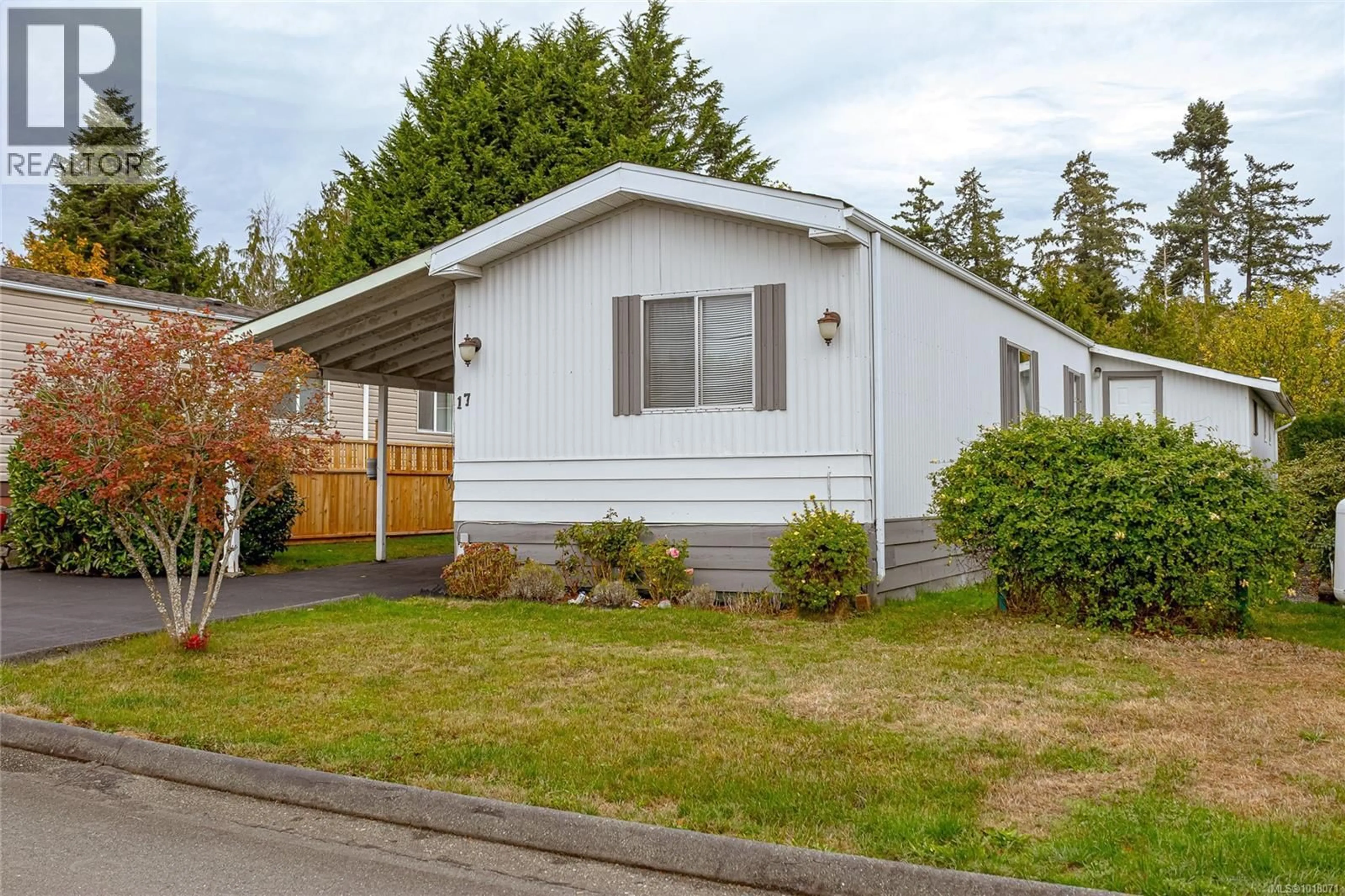 Home with vinyl exterior material, street for 17 - 7701 CENTRAL SAANICH ROAD, Central Saanich British Columbia V8M1X3