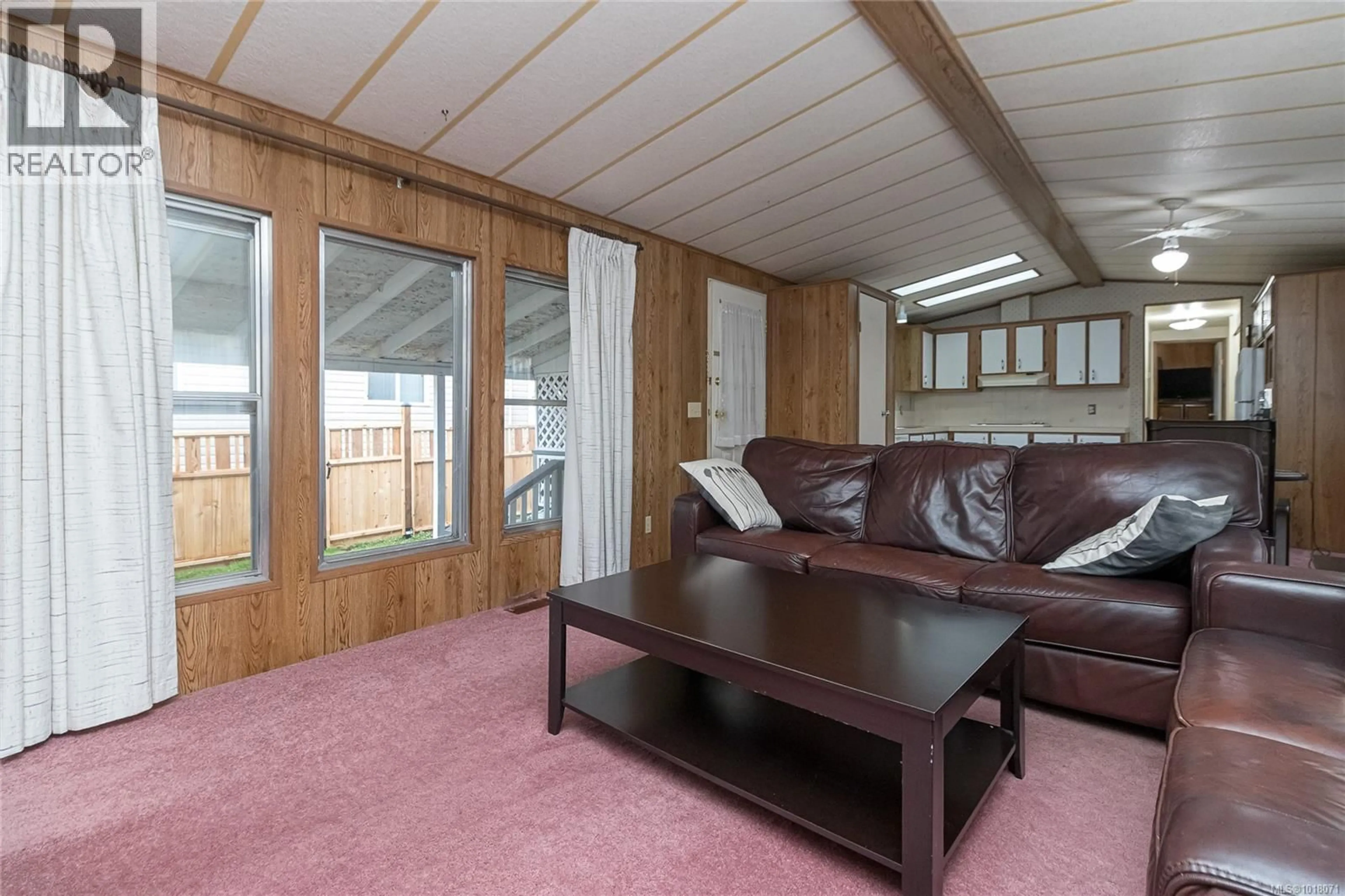 Living room with furniture, wood/laminate floor for 17 - 7701 CENTRAL SAANICH ROAD, Central Saanich British Columbia V8M1X3