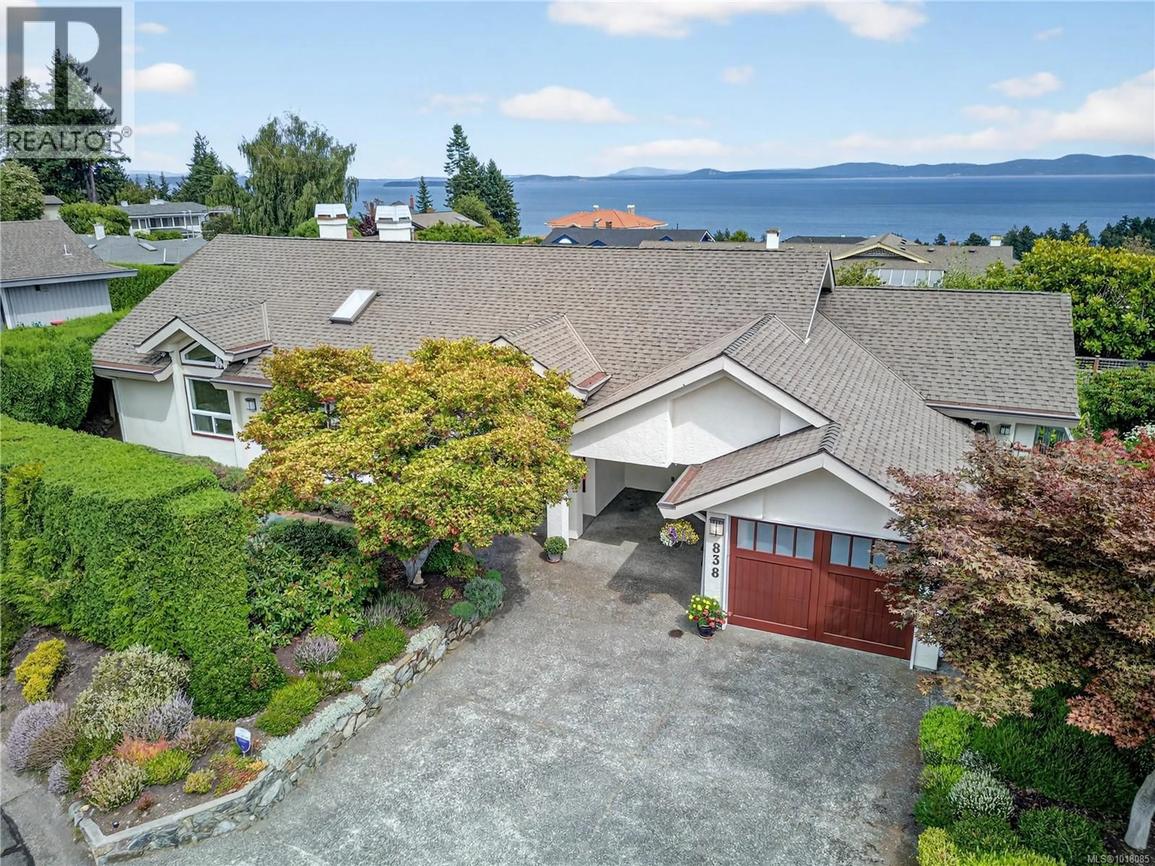 A pic from outside/outdoor area/front of a property/back of a property/a pic from drone, water/lake/river/ocean view for 838 GULFVIEW PLACE, Saanich British Columbia V8Y2R6