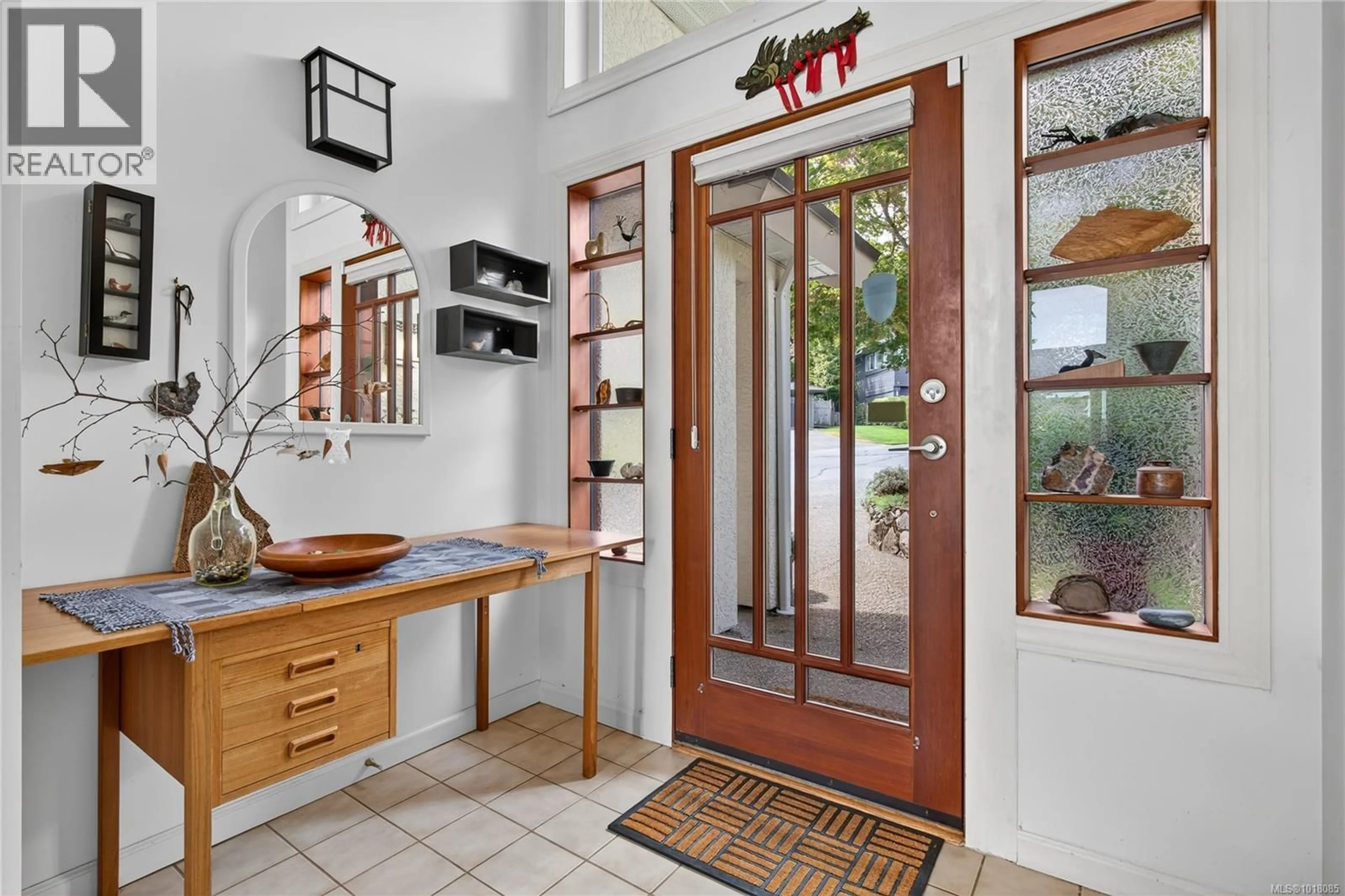 Indoor entryway for 838 GULFVIEW PLACE, Saanich British Columbia V8Y2R6