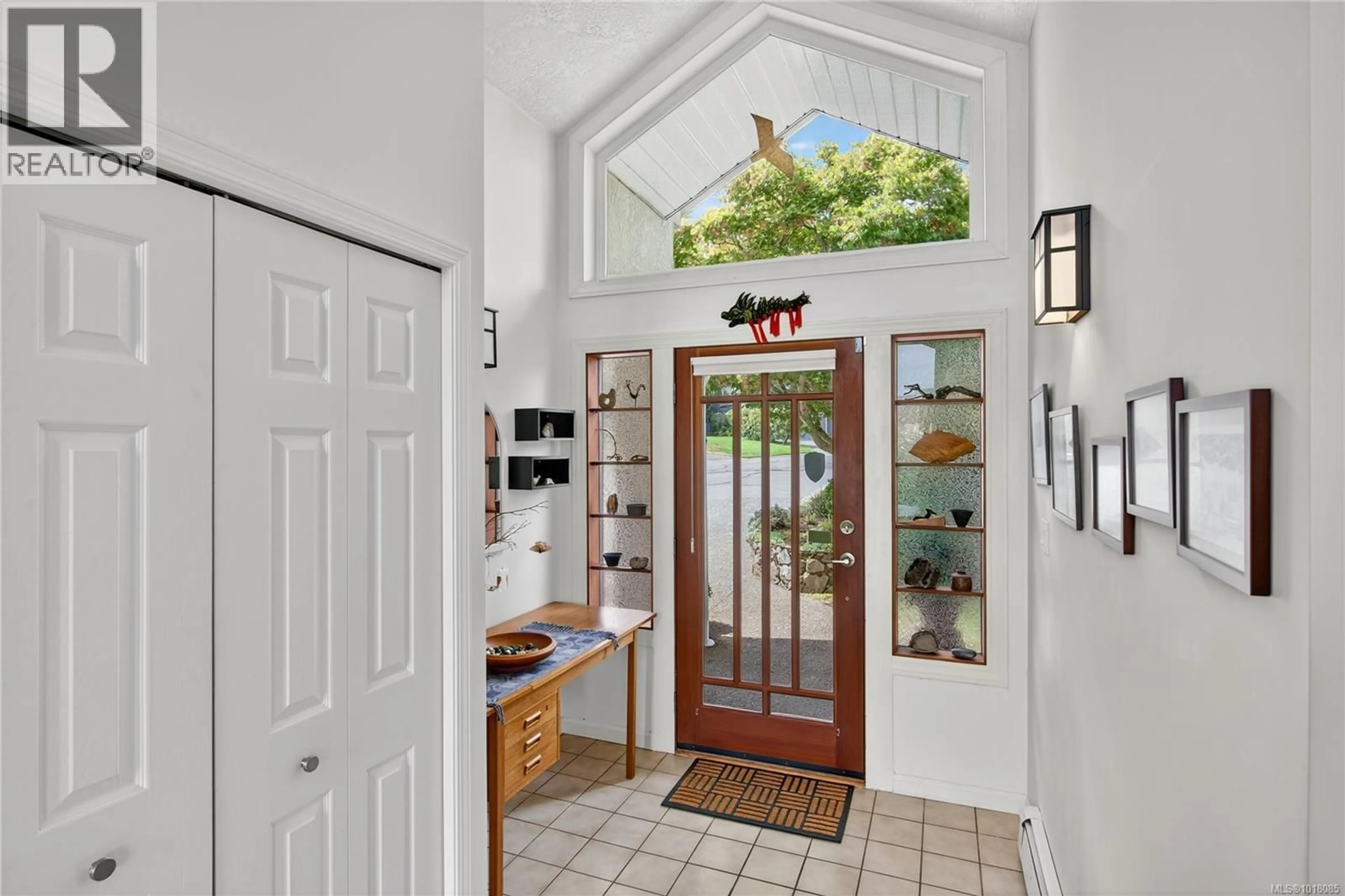 Indoor entryway for 838 GULFVIEW PLACE, Saanich British Columbia V8Y2R6