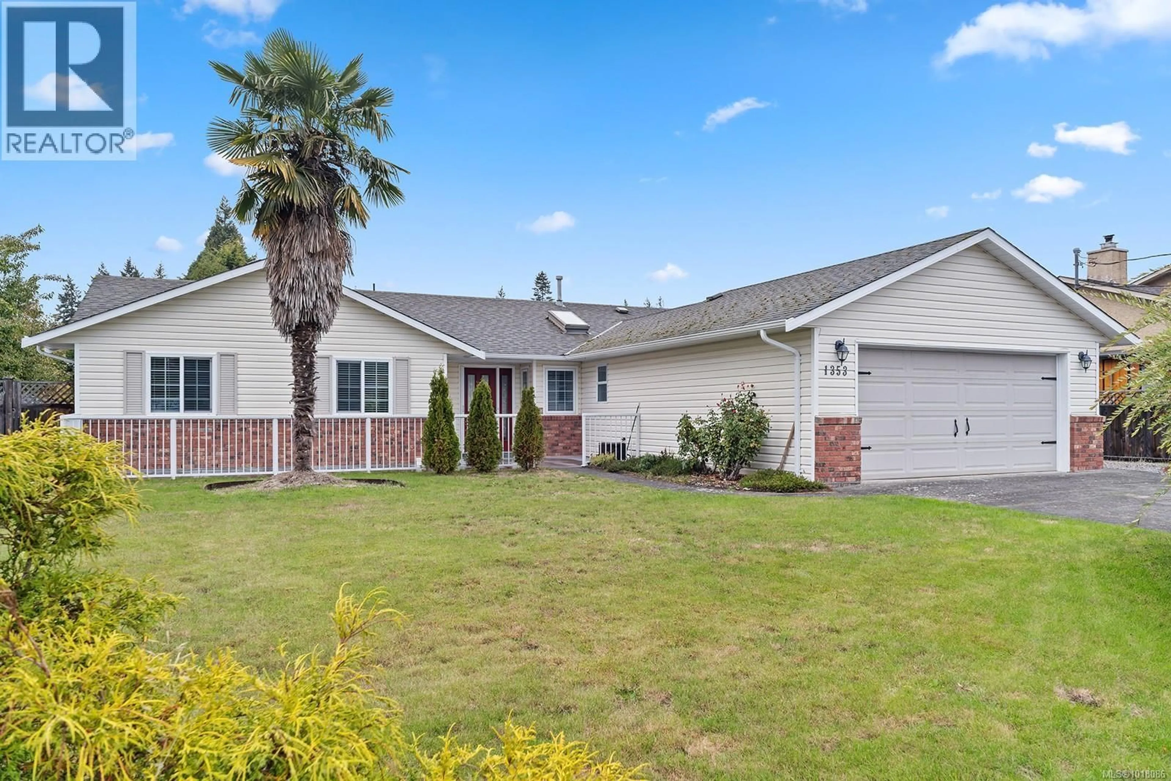 Home with vinyl exterior material, street for 1353 GREENWOOD WAY, Parksville British Columbia V9P1X1