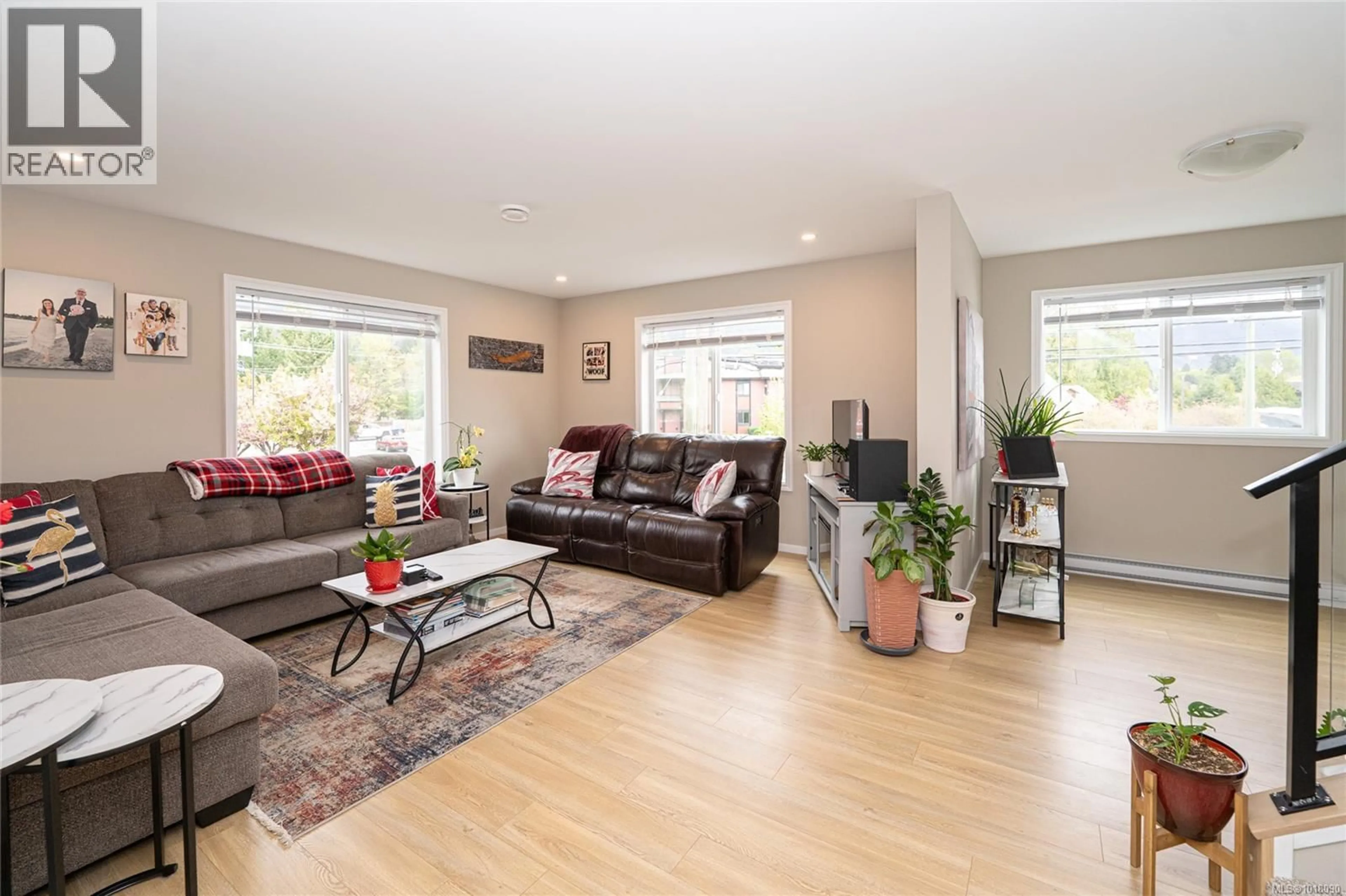 Living room with furniture, wood/laminate floor for 1 - 50 KING GEORGE STREET NORTH, Lake Cowichan British Columbia V0R2G1