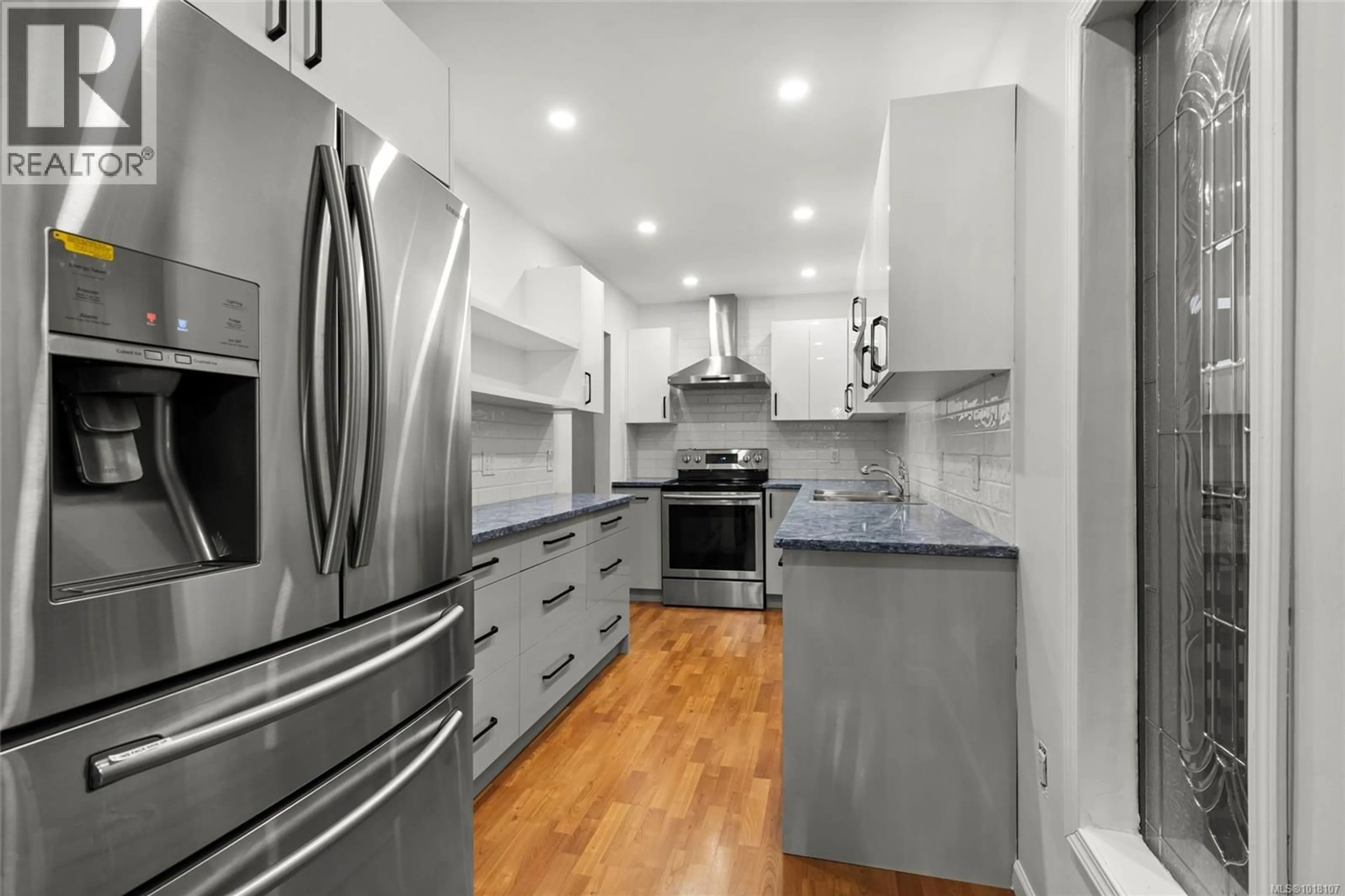 Contemporary kitchen, unknown for 405 - 1875 LANSDOWNE ROAD, Saanich British Columbia V8P1A9