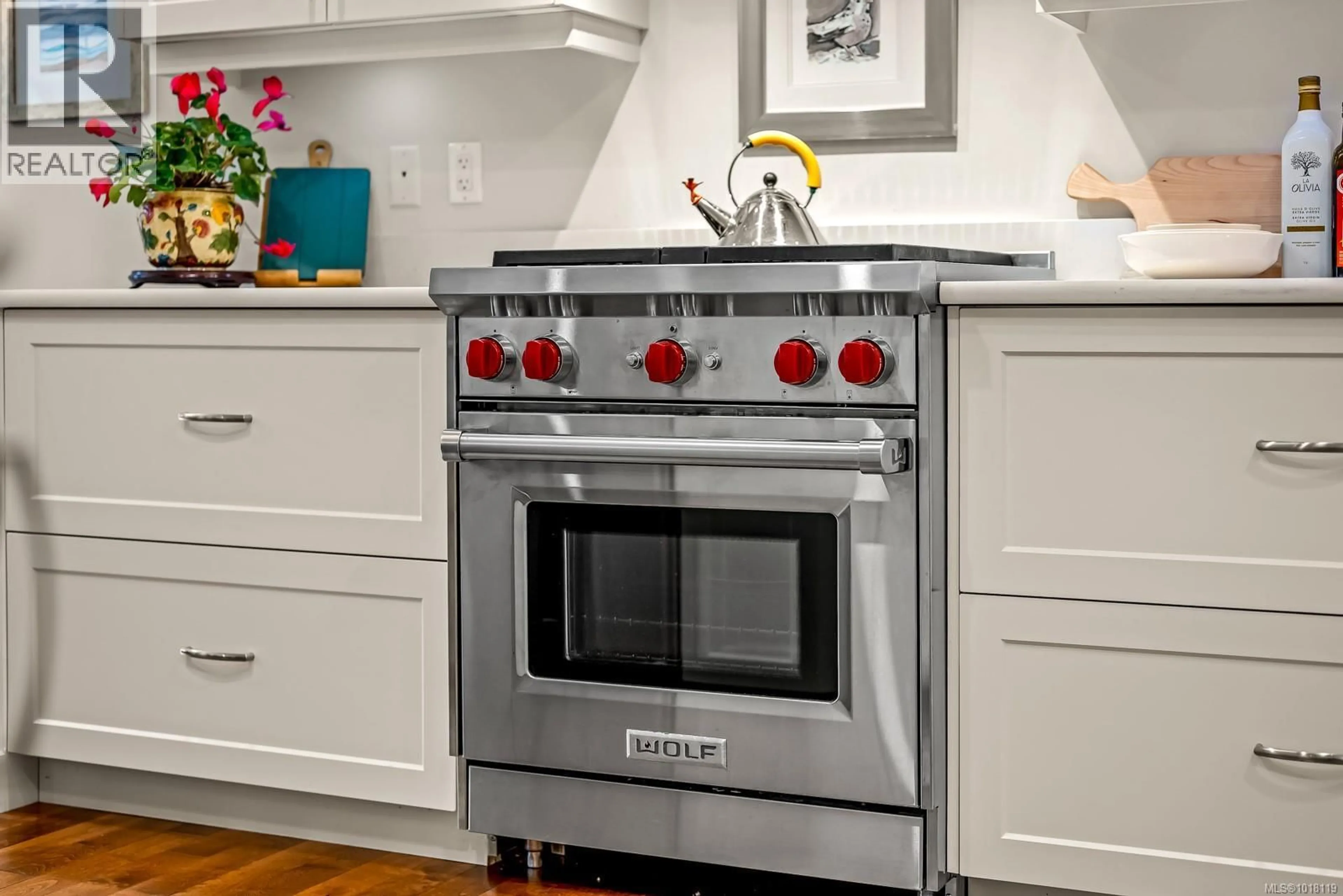 Contemporary kitchen, unknown for 1861 QUEENS AVENUE, Comox British Columbia V9M2B8