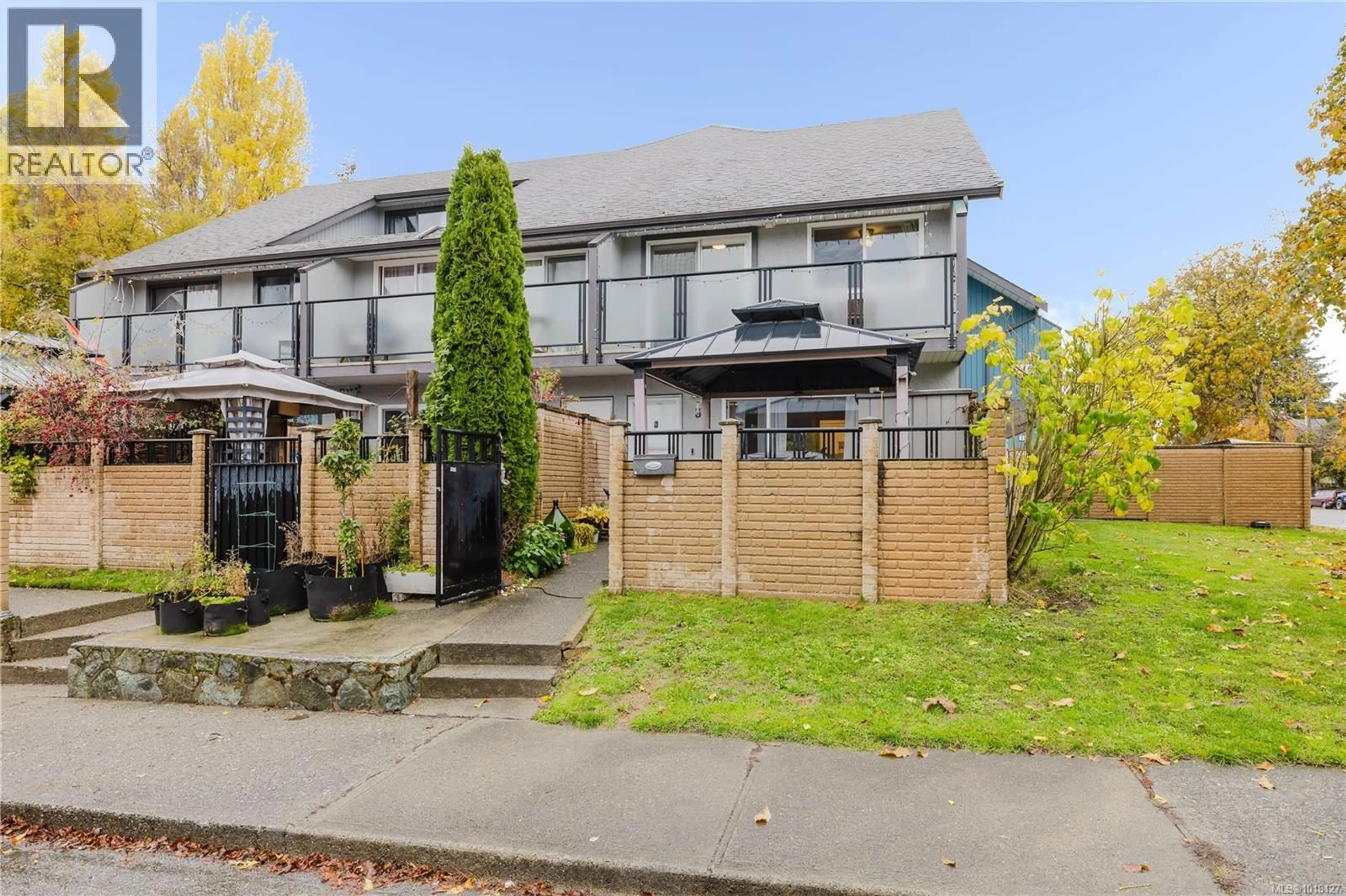 A pic from outside/outdoor area/front of a property/back of a property/a pic from drone, street for 3 - 740 WILSON STREET, Victoria British Columbia V9A3H2