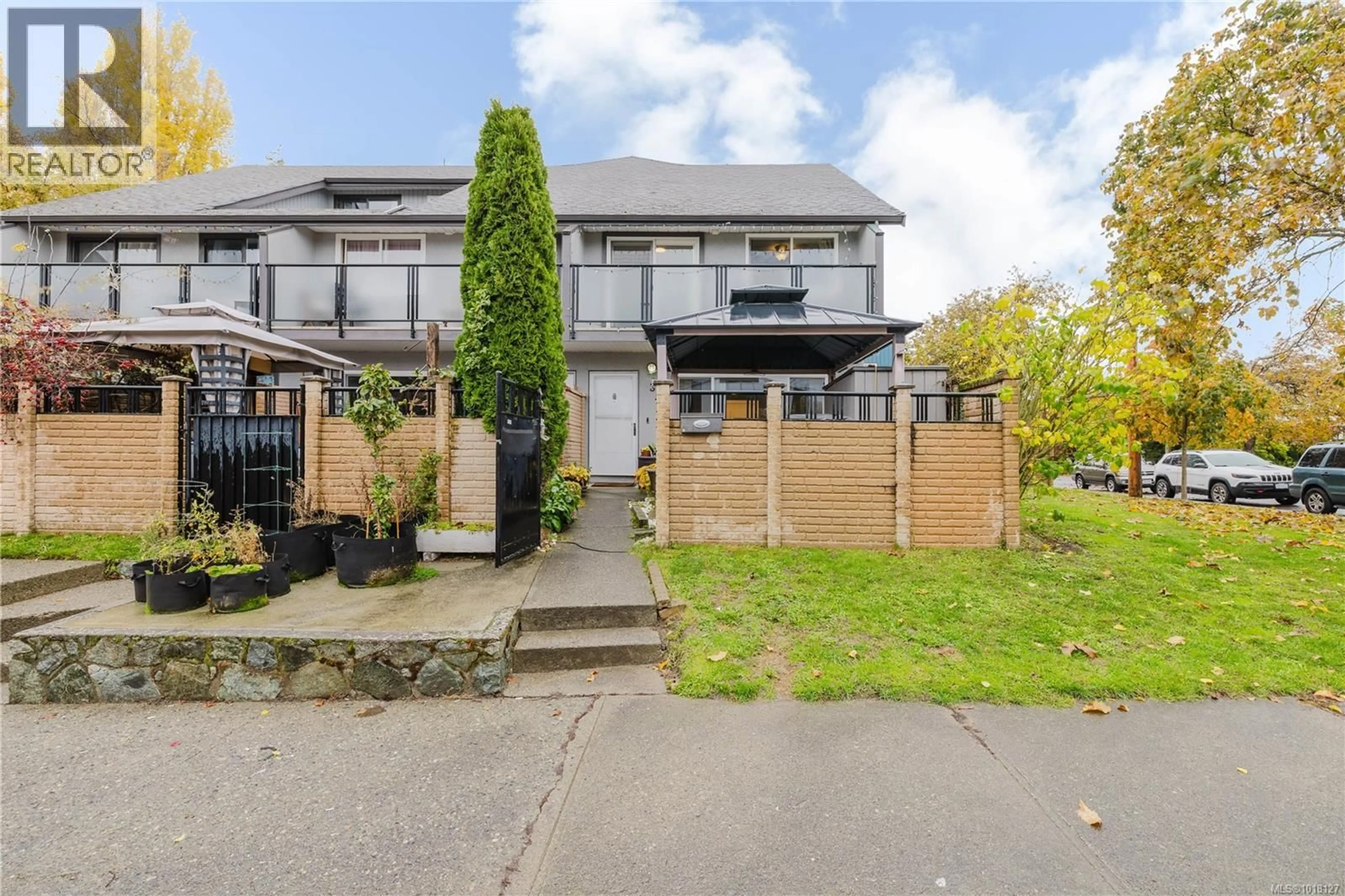 A pic from outside/outdoor area/front of a property/back of a property/a pic from drone, street for 3 - 740 WILSON STREET, Victoria British Columbia V9A3H2