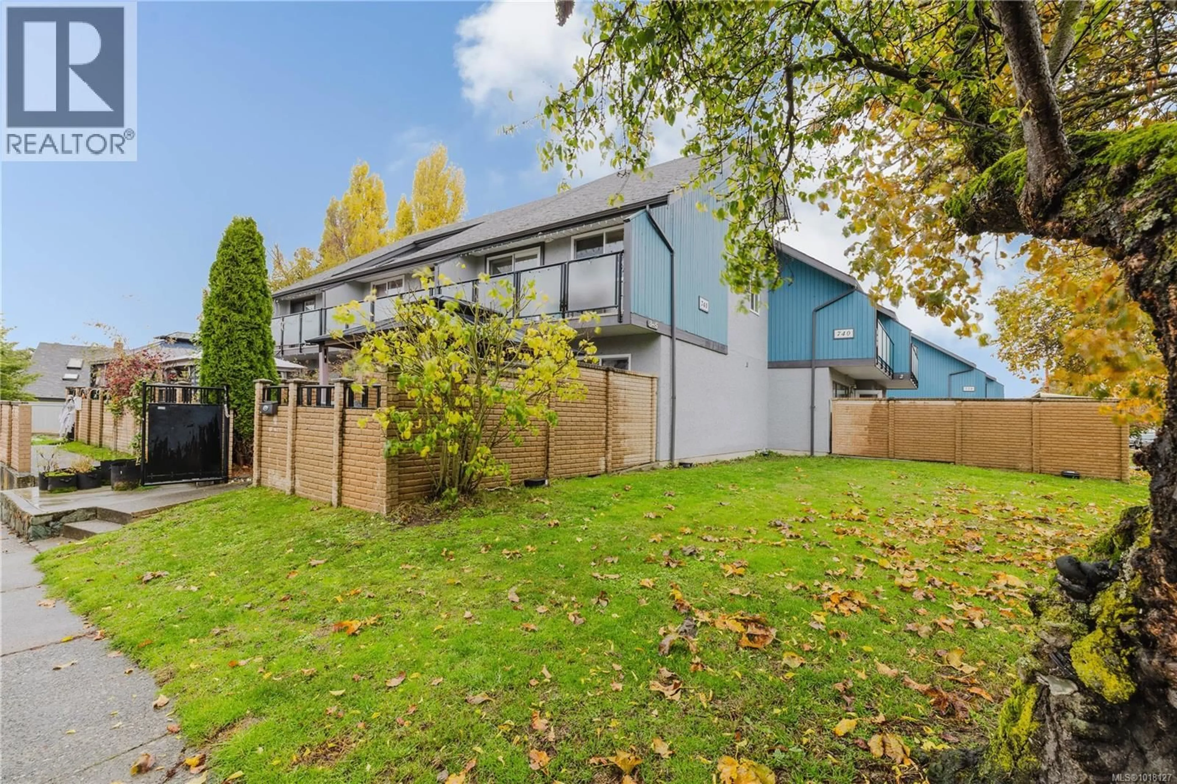 A pic from outside/outdoor area/front of a property/back of a property/a pic from drone, unknown for 3 - 740 WILSON STREET, Victoria British Columbia V9A3H2