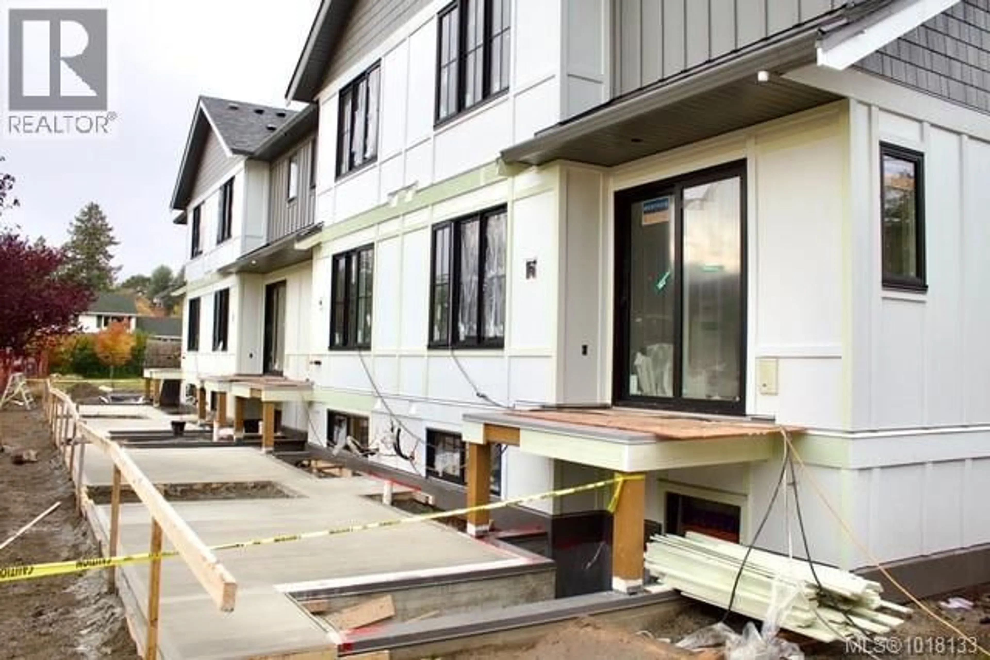 Patio, building for 1 - 3513 HENDERSON ROAD, Oak Bay British Columbia V8R3K5