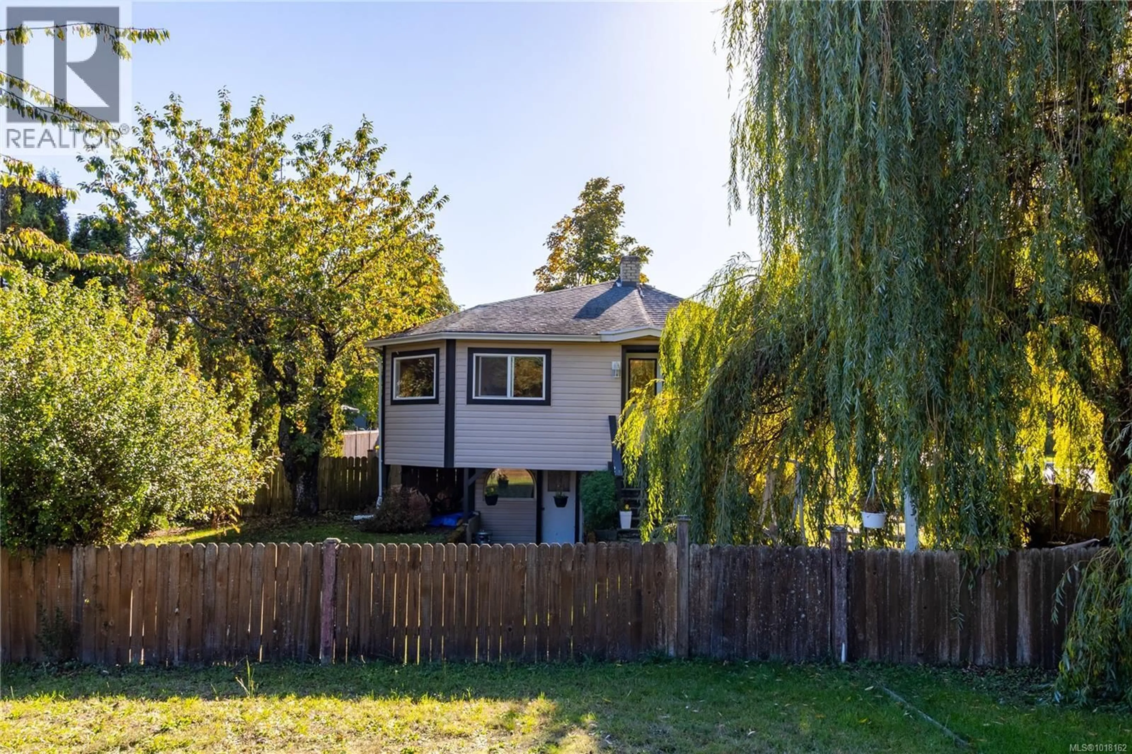 A pic from outside/outdoor area/front of a property/back of a property/a pic from drone, street for 533 BADEN POWELL STREET, Ladysmith British Columbia V9G1T4