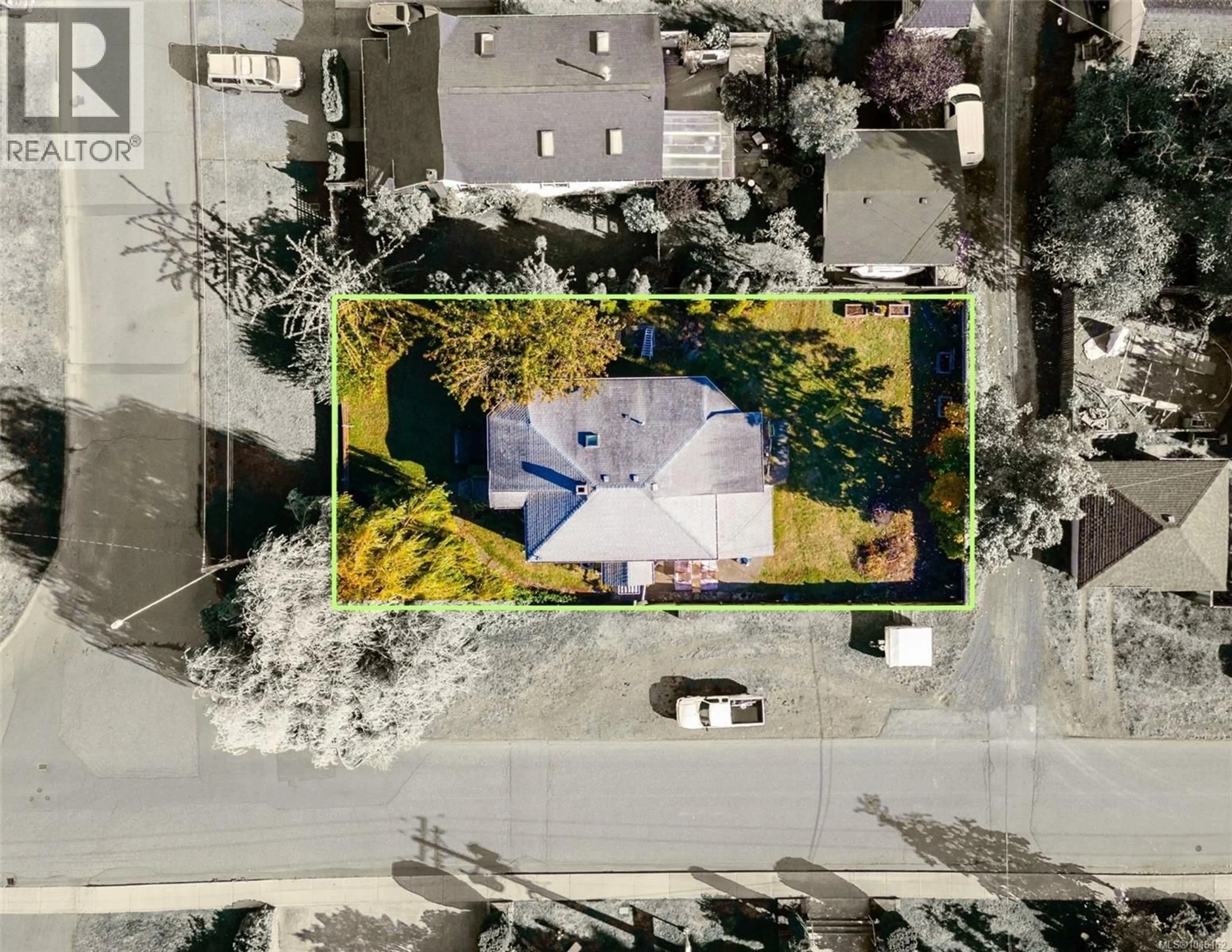 A pic from outside/outdoor area/front of a property/back of a property/a pic from drone, street for 533 BADEN POWELL STREET, Ladysmith British Columbia V9G1T4