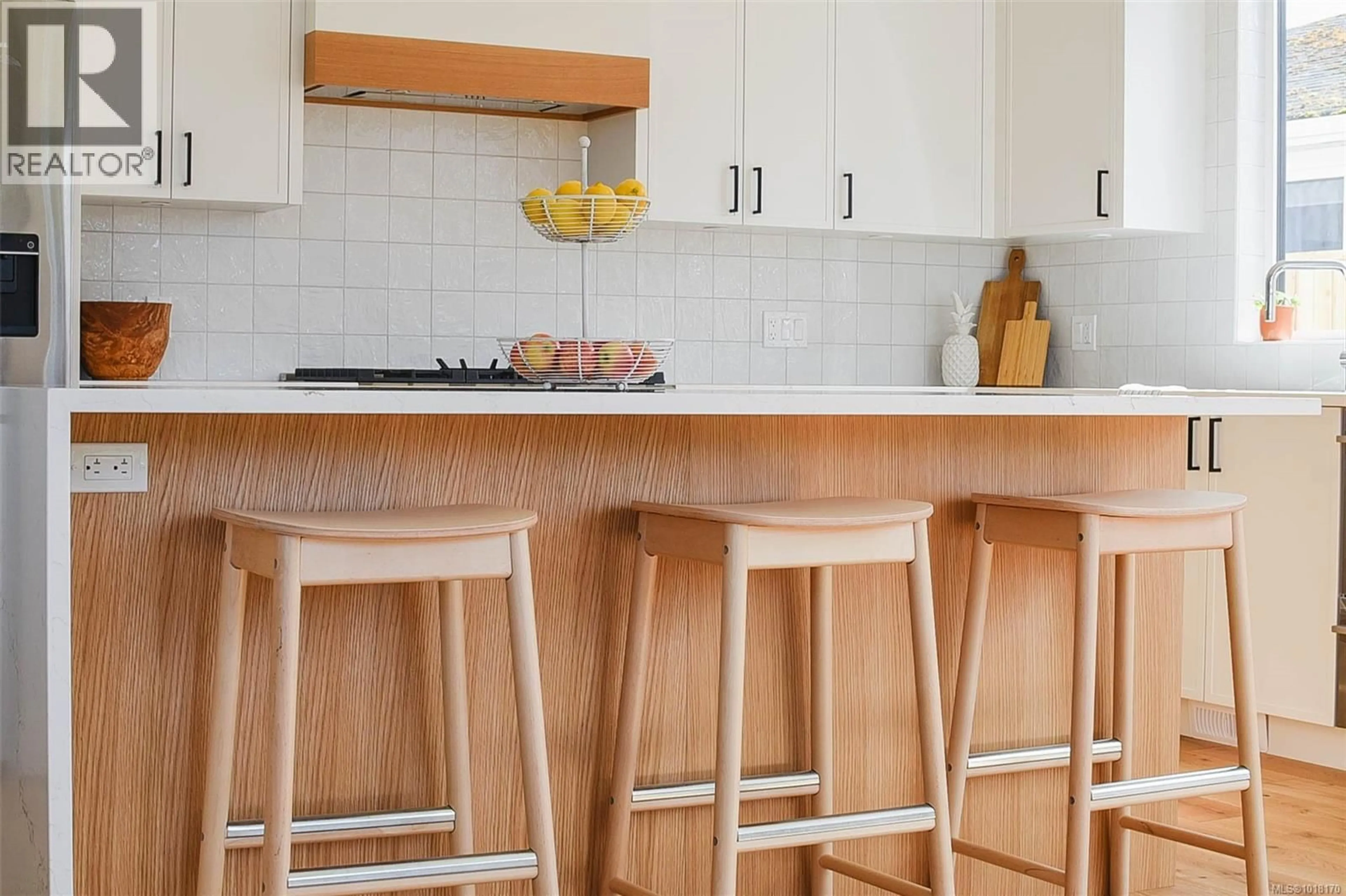 Contemporary kitchen, unknown for 327 WISTERIA STREET, Parksville British Columbia V9P1E1