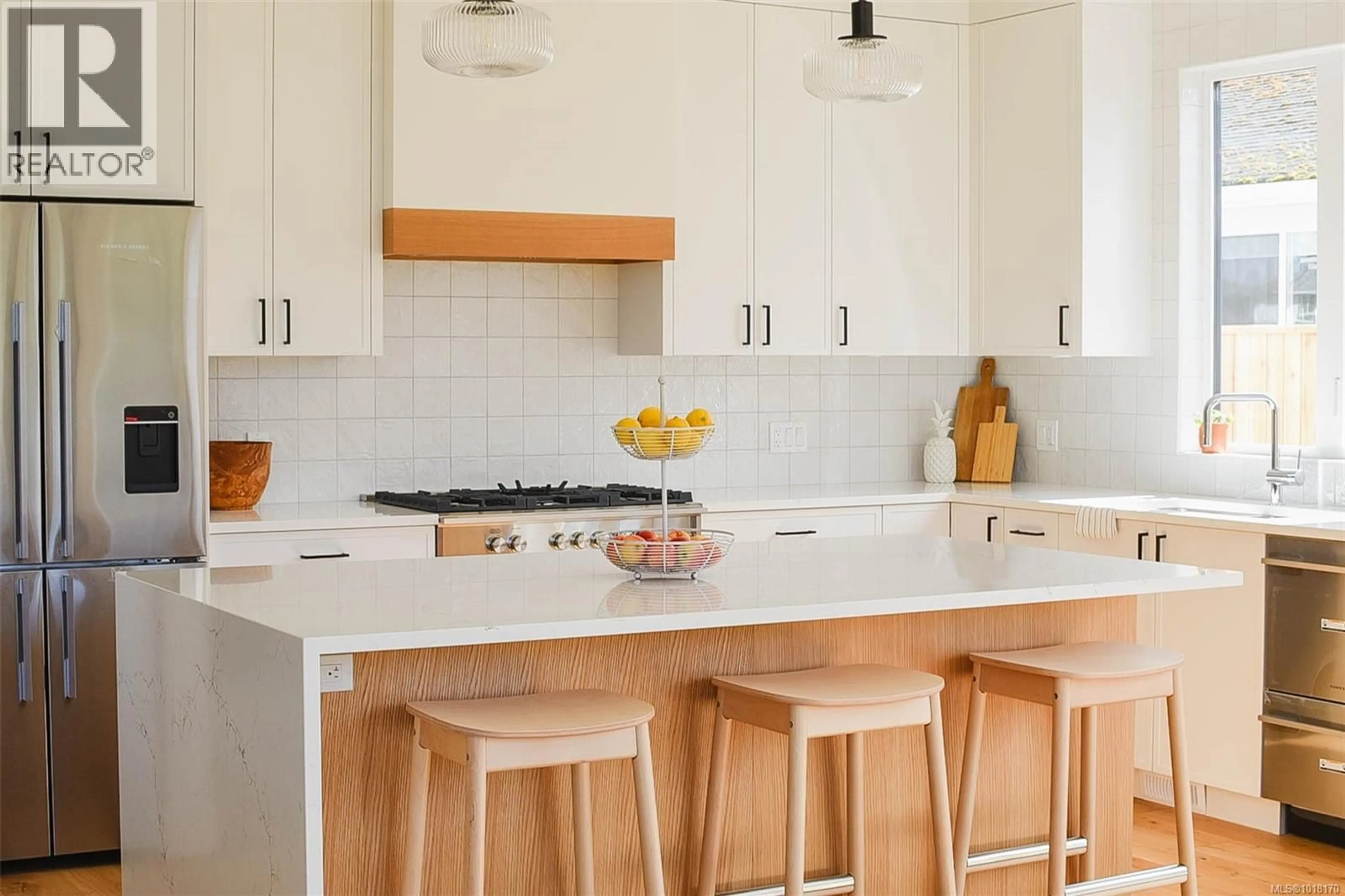 Contemporary kitchen, unknown for 327 WISTERIA STREET, Parksville British Columbia V9P1E1